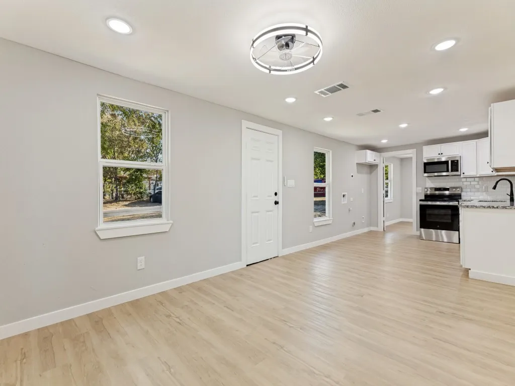 Single Family Residence For Sale in Tarrant County , 5217 Landino Street, Sansom Park, Texas 76114, 3 Bedroom, 2 Bathroom, Garage spaces, 866 Sqft, built in 1952, mls#21389585, Real Estate Agent in Sansom Park, Homes For Sale in Tarrant county, Homes For Sale in Sansom Park, Realtor in Sansom Park Texas, Real Estate Brokerage Independent Realty Texas, Luminita Cordes Realtor