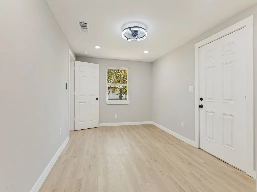 Single Family Residence For Sale in Tarrant County , 5217 Landino Street, Sansom Park, Texas 76114, 3 Bedroom, 2 Bathroom, Garage spaces, 866 Sqft, built in 1952, mls#21389585, Real Estate Agent in Sansom Park, Homes For Sale in Tarrant county, Homes For Sale in Sansom Park, Realtor in Sansom Park Texas, Real Estate Brokerage Independent Realty Texas, Luminita Cordes Realtor