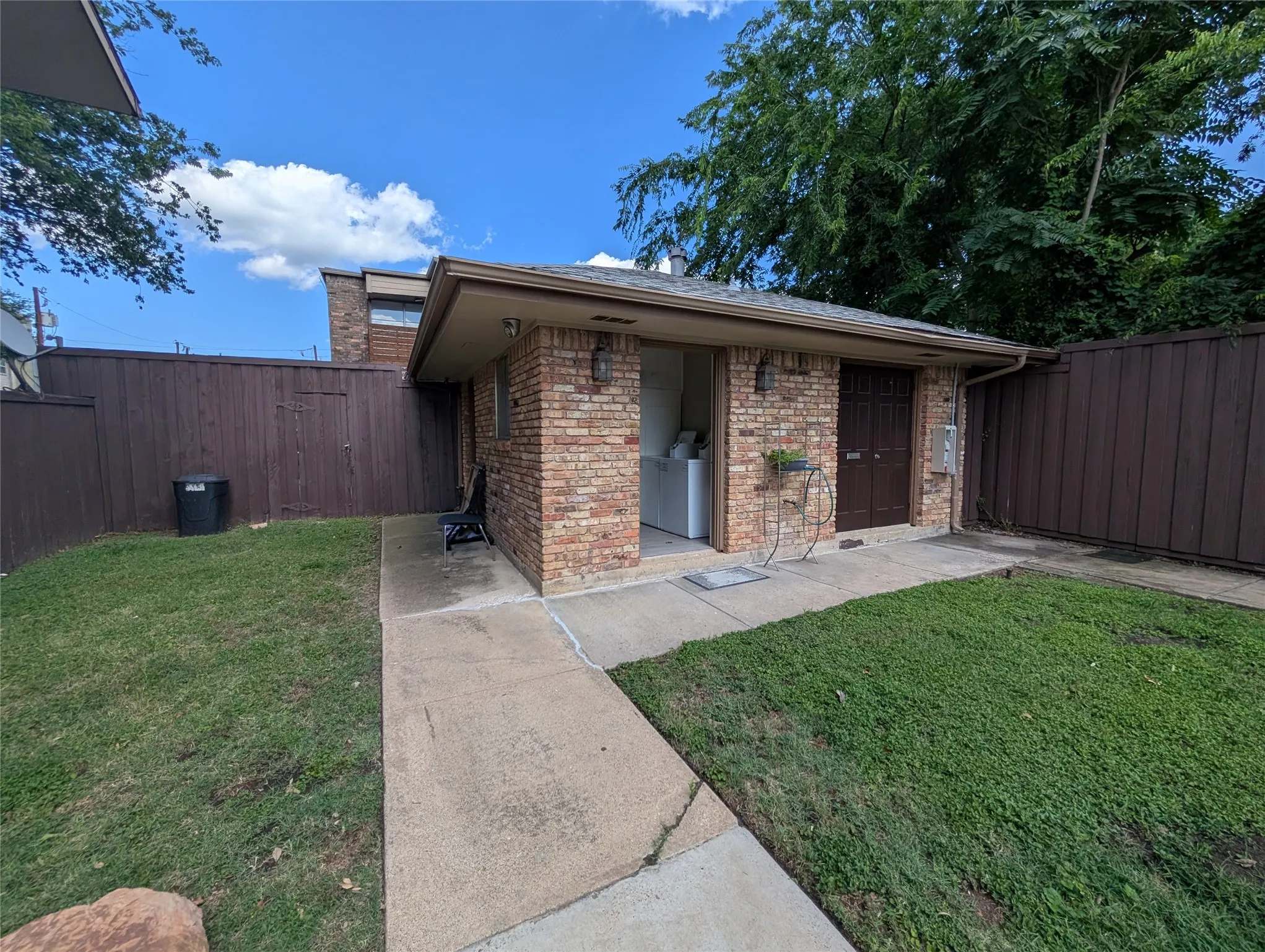 Apartment For Rent in Dallas County , 5730 Martel Avenue 108, Dallas, Texas 75206, 2 Bedroom, 2 Bathroom, Garage spaces, 1,050 Sqft, built in 1962, mls#21389812, Real Estate Agent in Dallas, Homes For Rent in Dallas county, Homes For Rent in Dallas, Realtor in Dallas Texas, Real Estate Brokerage Independent Realty Texas, Luminita Cordes Realtor