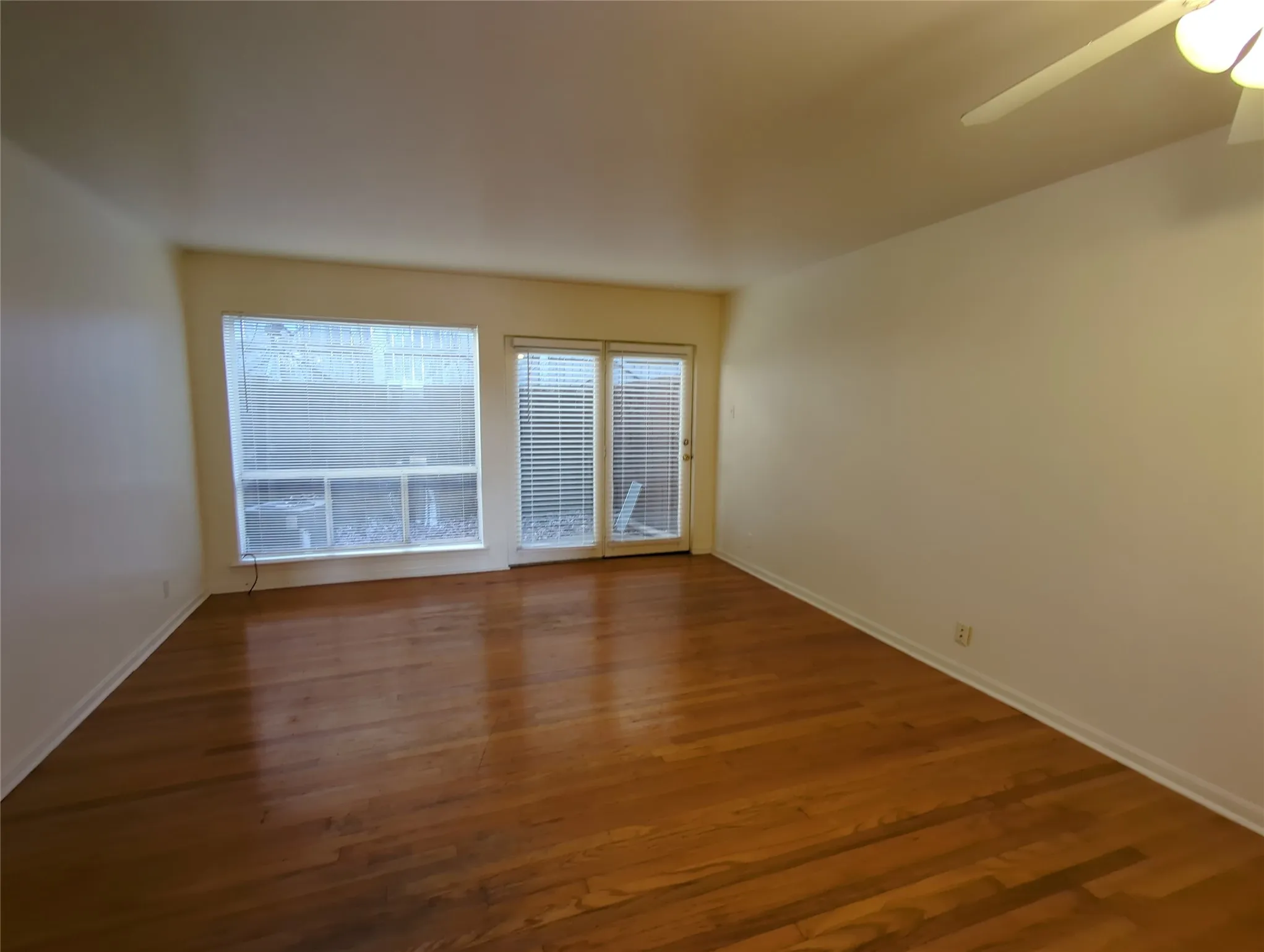 Apartment For Rent in Dallas County , 5730 Martel Avenue 108, Dallas, Texas 75206, 2 Bedroom, 2 Bathroom, Garage spaces, 1,050 Sqft, built in 1962, mls#21389812, Real Estate Agent in Dallas, Homes For Rent in Dallas county, Homes For Rent in Dallas, Realtor in Dallas Texas, Real Estate Brokerage Independent Realty Texas, Luminita Cordes Realtor