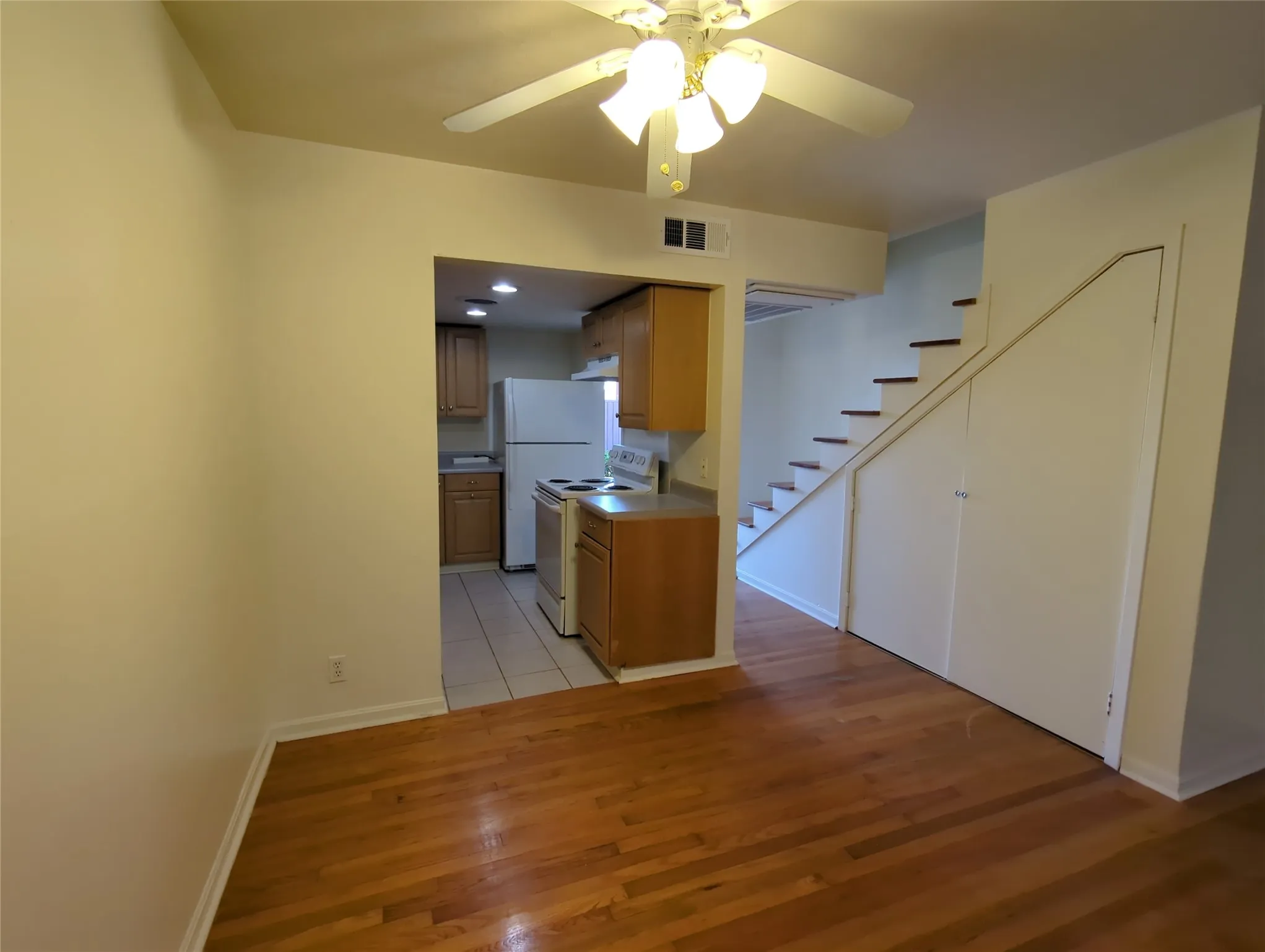 Apartment For Rent in Dallas County , 5730 Martel Avenue 108, Dallas, Texas 75206, 2 Bedroom, 2 Bathroom, Garage spaces, 1,050 Sqft, built in 1962, mls#21389812, Real Estate Agent in Dallas, Homes For Rent in Dallas county, Homes For Rent in Dallas, Realtor in Dallas Texas, Real Estate Brokerage Independent Realty Texas, Luminita Cordes Realtor