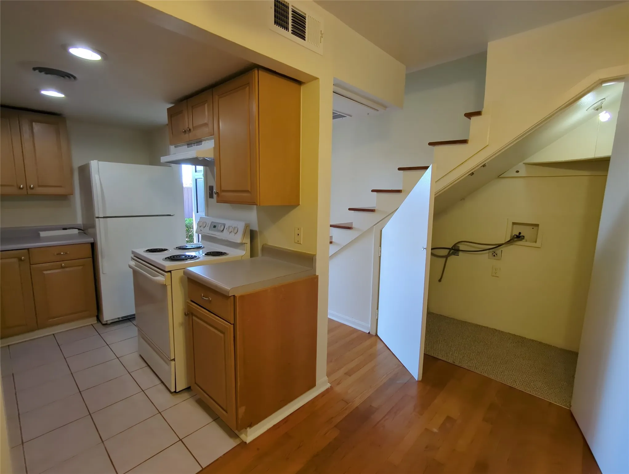 Apartment For Rent in Dallas County , 5730 Martel Avenue 108, Dallas, Texas 75206, 2 Bedroom, 2 Bathroom, Garage spaces, 1,050 Sqft, built in 1962, mls#21389812, Real Estate Agent in Dallas, Homes For Rent in Dallas county, Homes For Rent in Dallas, Realtor in Dallas Texas, Real Estate Brokerage Independent Realty Texas, Luminita Cordes Realtor