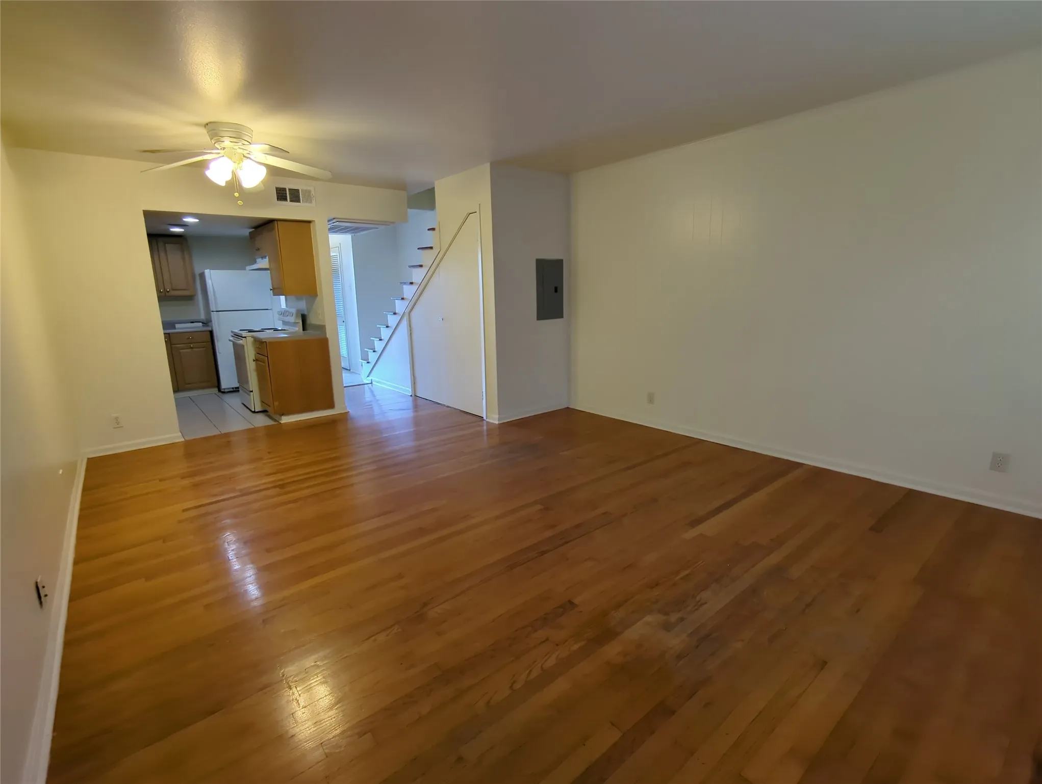 Apartment For Rent in Dallas County , 5730 Martel Avenue 108, Dallas, Texas 75206, 2 Bedroom, 2 Bathroom, Garage spaces, 1,050 Sqft, built in 1962, mls#21389812, Real Estate Agent in Dallas, Homes For Rent in Dallas county, Homes For Rent in Dallas, Realtor in Dallas Texas, Real Estate Brokerage Independent Realty Texas, Luminita Cordes Realtor