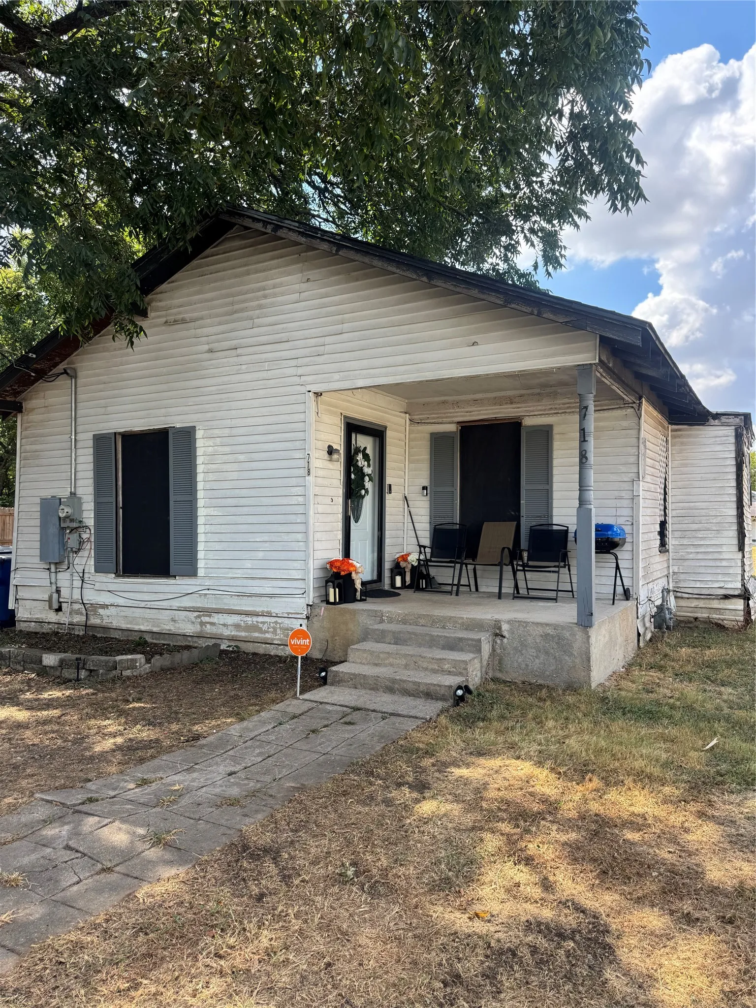 Single Family Residence For Sale in Ellis County , 718 E Jefferson Street, Waxahachie, Texas 75165, 3 Bedroom, 2 Bathroom, Garage spaces, 1,392 Sqft, built in 1930, mls#21389258, Real Estate Agent in Waxahachie, Homes For Sale in Ellis county, Homes For Sale in Waxahachie, Realtor in Waxahachie Texas, Real Estate Brokerage Independent Realty Texas, Luminita Cordes Realtor