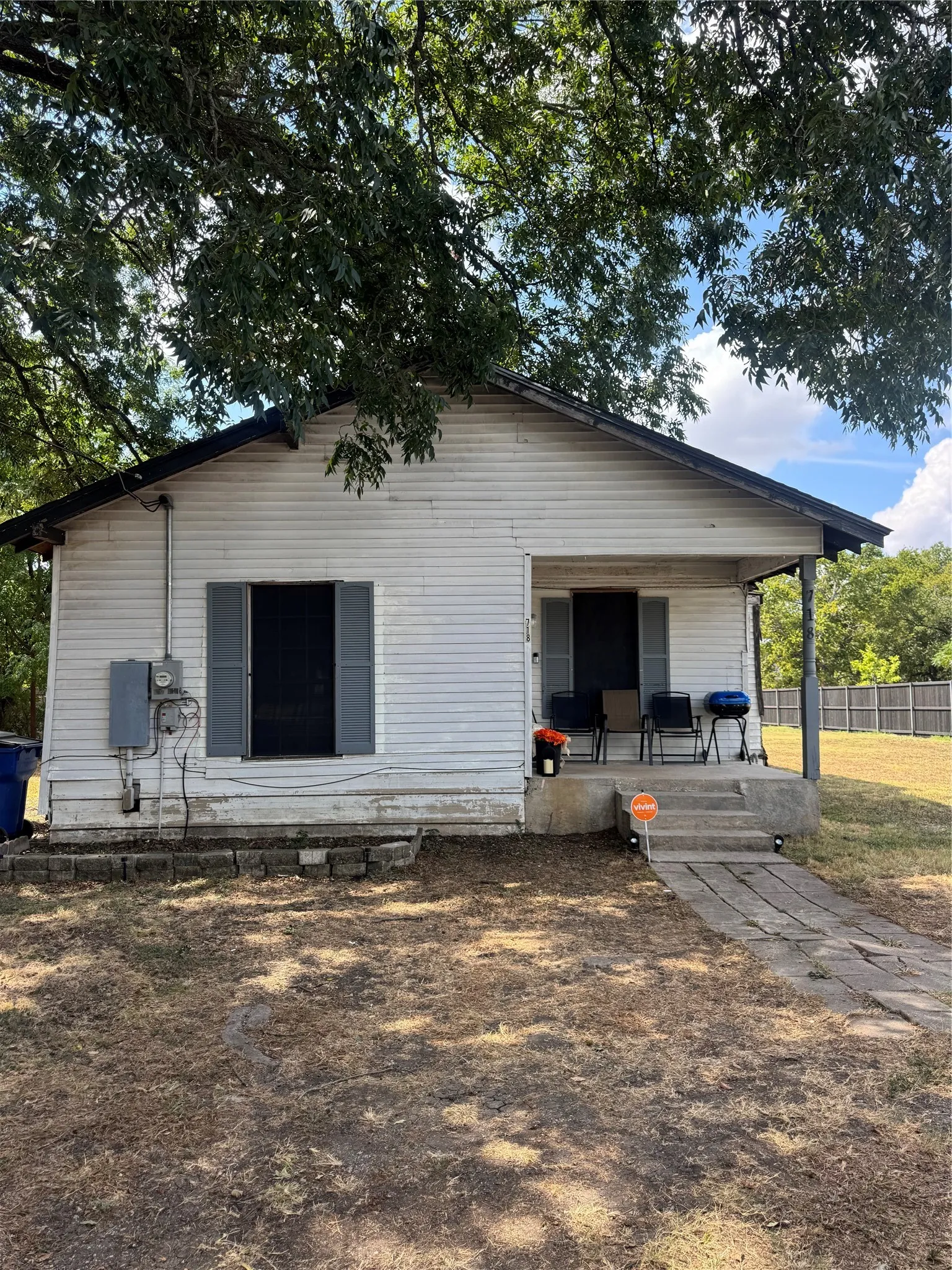 Single Family Residence For Sale in Ellis County , 718 E Jefferson Street, Waxahachie, Texas 75165, 3 Bedroom, 2 Bathroom, Garage spaces, 1,392 Sqft, built in 1930, mls#21389258, Real Estate Agent in Waxahachie, Homes For Sale in Ellis county, Homes For Sale in Waxahachie, Realtor in Waxahachie Texas, Real Estate Brokerage Independent Realty Texas, Luminita Cordes Realtor