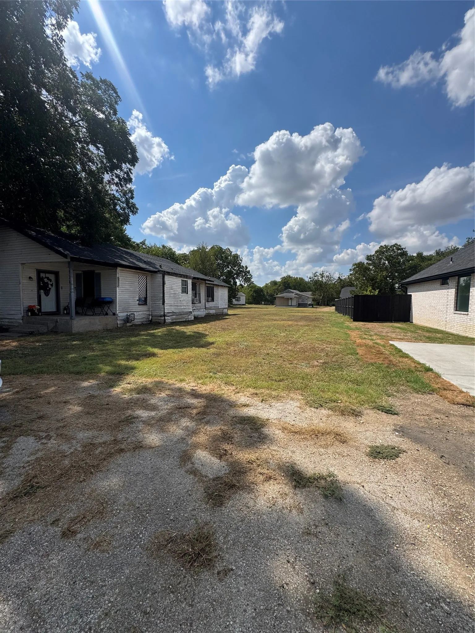 Single Family Residence For Sale in Ellis County , 718 E Jefferson Street, Waxahachie, Texas 75165, 3 Bedroom, 2 Bathroom, Garage spaces, 1,392 Sqft, built in 1930, mls#21389258, Real Estate Agent in Waxahachie, Homes For Sale in Ellis county, Homes For Sale in Waxahachie, Realtor in Waxahachie Texas, Real Estate Brokerage Independent Realty Texas, Luminita Cordes Realtor