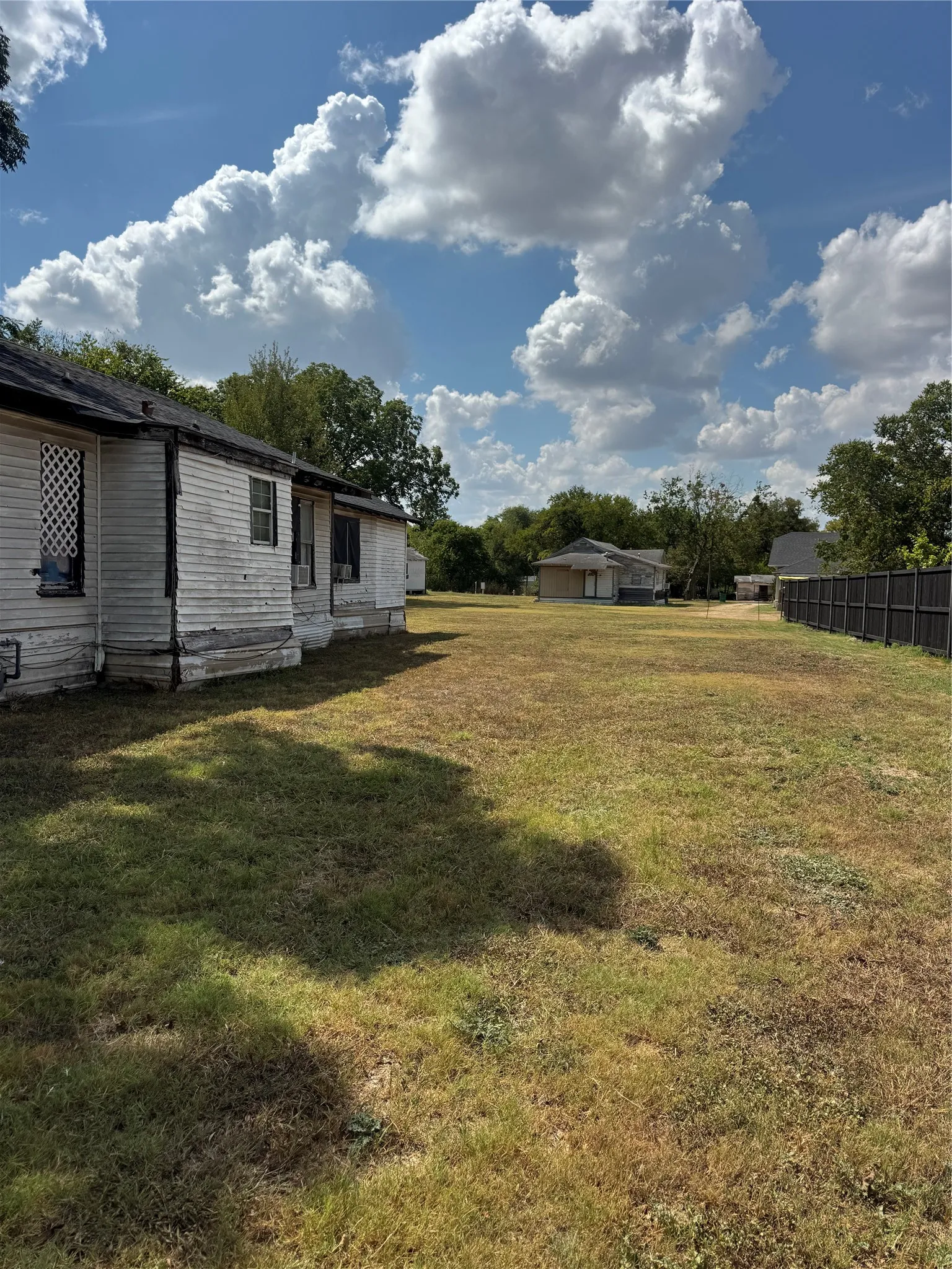 Single Family Residence For Sale in Ellis County , 718 E Jefferson Street, Waxahachie, Texas 75165, 3 Bedroom, 2 Bathroom, Garage spaces, 1,392 Sqft, built in 1930, mls#21389258, Real Estate Agent in Waxahachie, Homes For Sale in Ellis county, Homes For Sale in Waxahachie, Realtor in Waxahachie Texas, Real Estate Brokerage Independent Realty Texas, Luminita Cordes Realtor