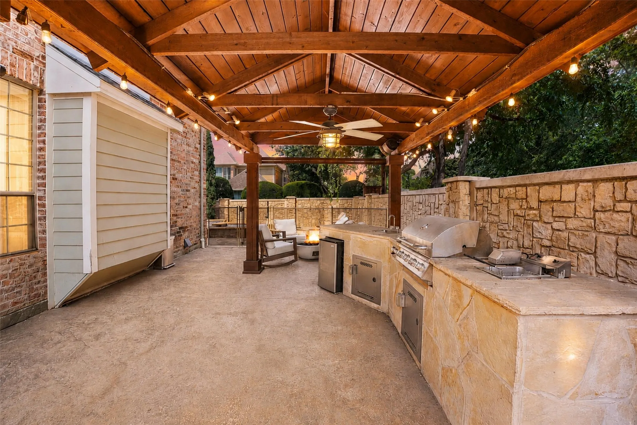 Single Family Residence For Sale in Dallas County , 8319 Midway Road, Dallas, Texas 75209, 5 Bedroom, 6 Bathroom, 2 Garage spaces, 5,237 Sqft, built in 2005, mls#21389811, Real Estate Agent in Dallas, Homes For Sale in Dallas county, Homes For Sale in Dallas, Realtor in Dallas Texas, Real Estate Brokerage Independent Realty Texas, Luminita Cordes Realtor