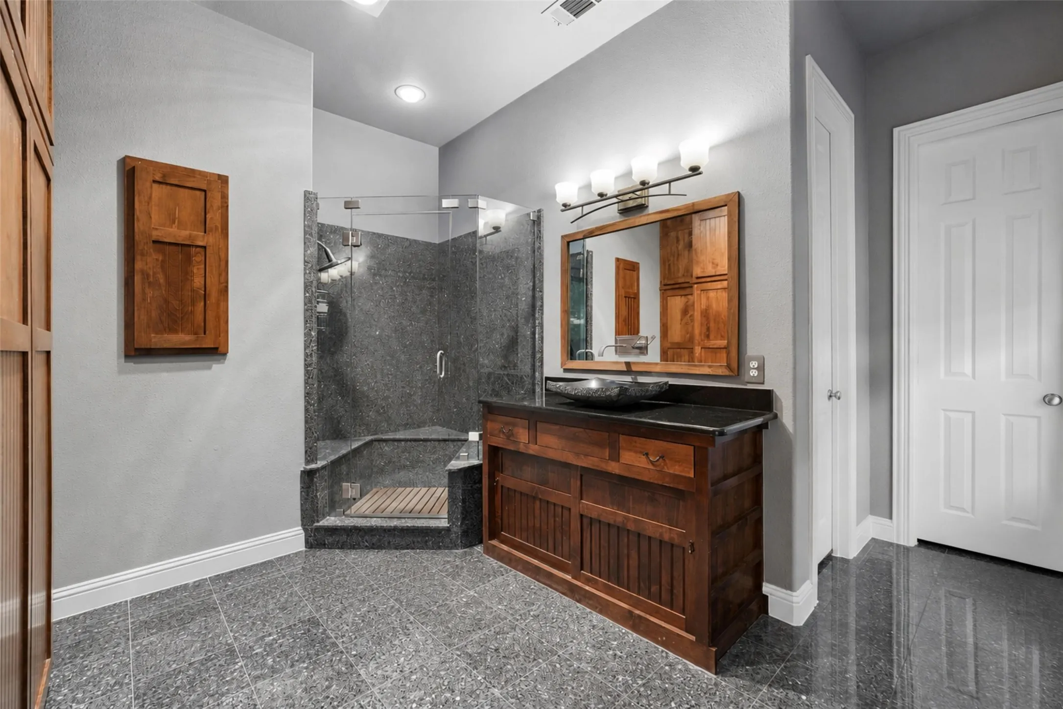 Single Family Residence For Sale in Dallas County , 8319 Midway Road, Dallas, Texas 75209, 5 Bedroom, 6 Bathroom, 2 Garage spaces, 5,237 Sqft, built in 2005, mls#21389811, Real Estate Agent in Dallas, Homes For Sale in Dallas county, Homes For Sale in Dallas, Realtor in Dallas Texas, Real Estate Brokerage Independent Realty Texas, Luminita Cordes Realtor