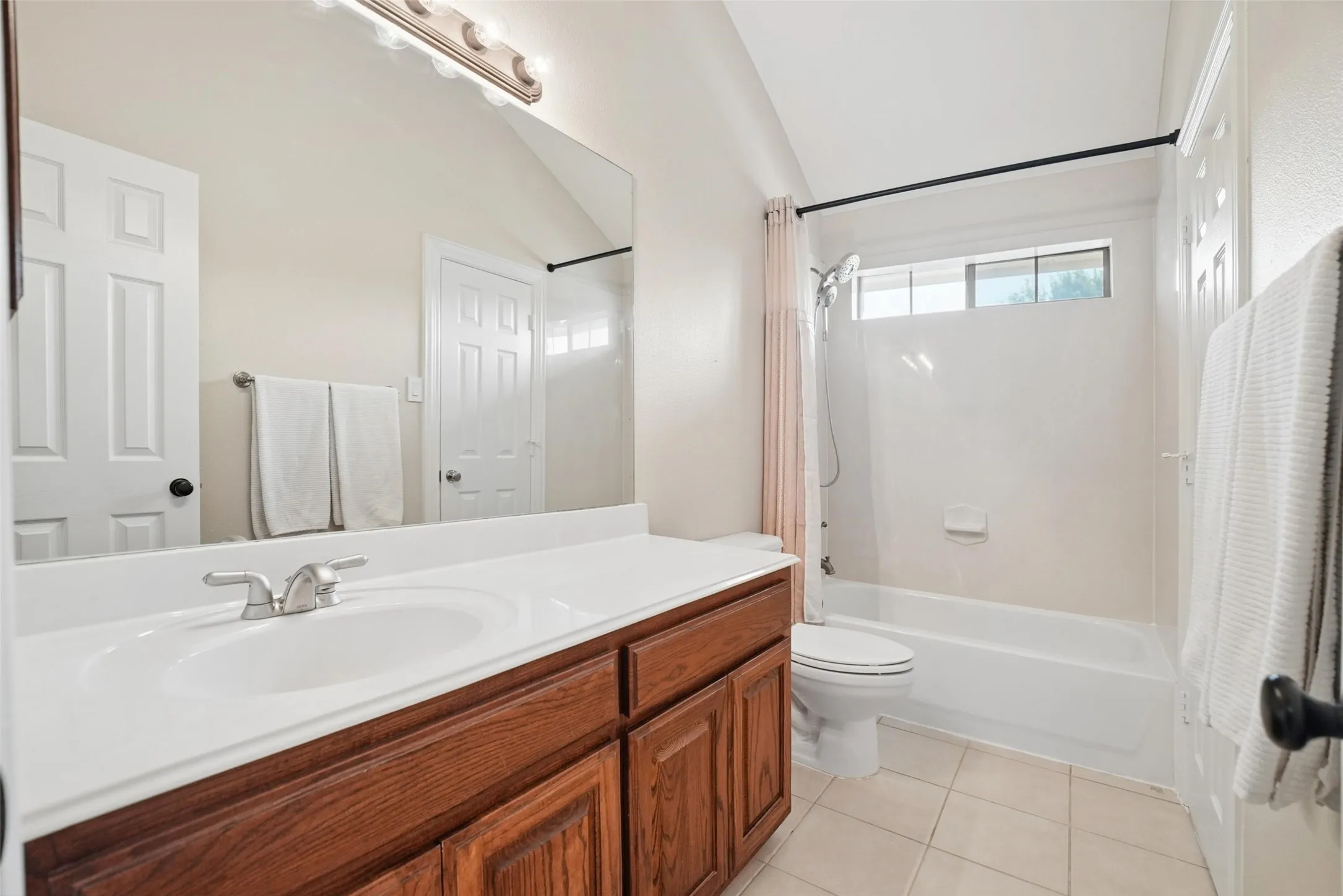 Single Family Residence For Sale in Dallas County , 8319 Midway Road, Dallas, Texas 75209, 5 Bedroom, 6 Bathroom, 2 Garage spaces, 5,237 Sqft, built in 2005, mls#21389811, Real Estate Agent in Dallas, Homes For Sale in Dallas county, Homes For Sale in Dallas, Realtor in Dallas Texas, Real Estate Brokerage Independent Realty Texas, Luminita Cordes Realtor