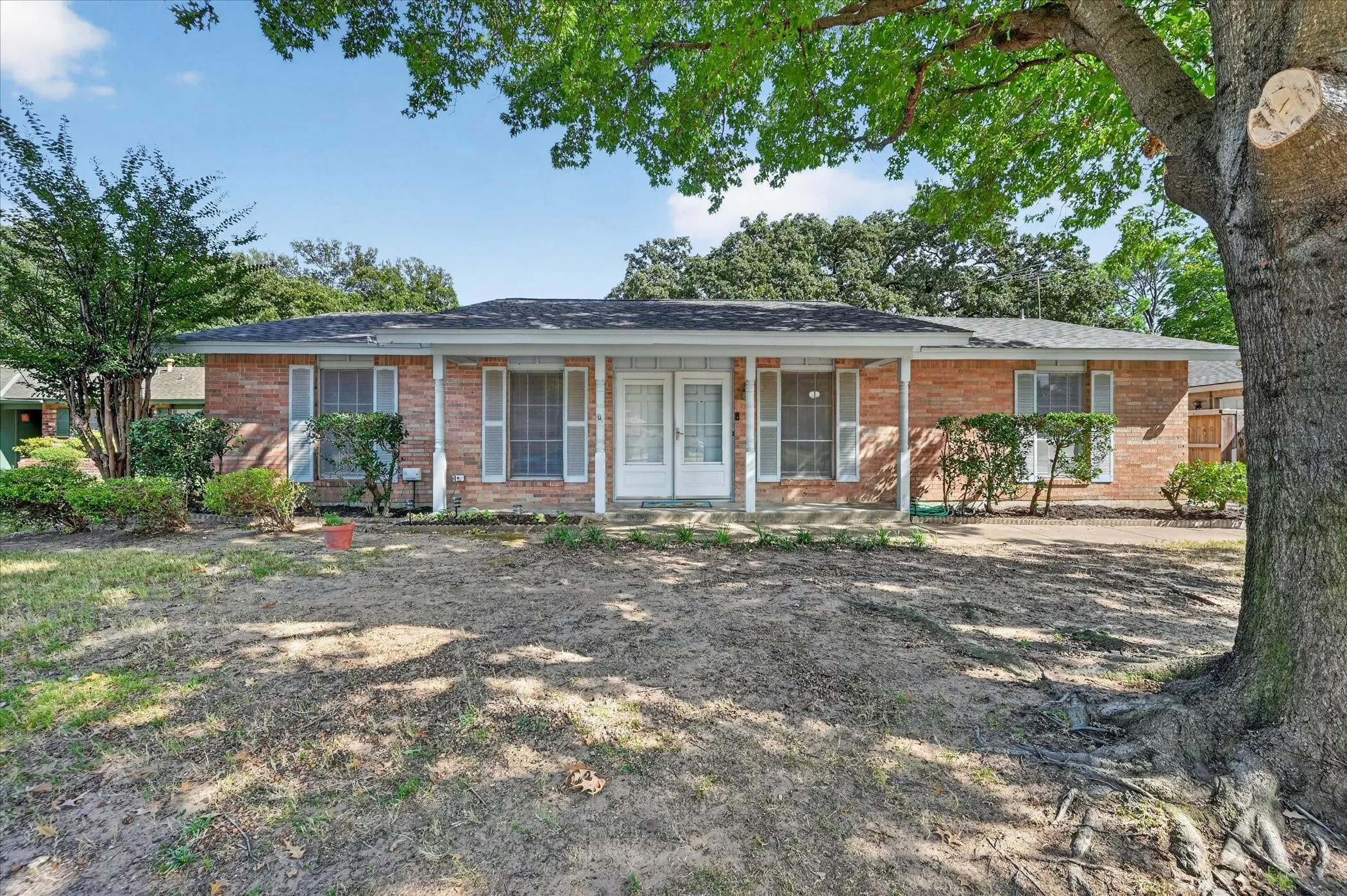 Single Family Residence For Sale in Tarrant County , 3016 Friendswood Drive, Arlington, Texas 76013, 3 Bedroom, 2 Bathroom, Garage spaces, 2,094 Sqft, built in 1965, mls#21378804, Real Estate Agent in Arlington, Homes For Sale in Tarrant county, Homes For Sale in Arlington, Realtor in Arlington Texas, Real Estate Brokerage Independent Realty Texas, Luminita Cordes Realtor