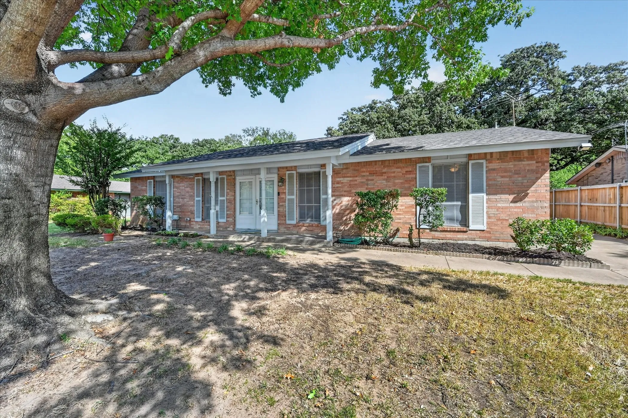 Single Family Residence For Sale in Tarrant County , 3016 Friendswood Drive, Arlington, Texas 76013, 3 Bedroom, 2 Bathroom, Garage spaces, 2,094 Sqft, built in 1965, mls#21378804, Real Estate Agent in Arlington, Homes For Sale in Tarrant county, Homes For Sale in Arlington, Realtor in Arlington Texas, Real Estate Brokerage Independent Realty Texas, Luminita Cordes Realtor