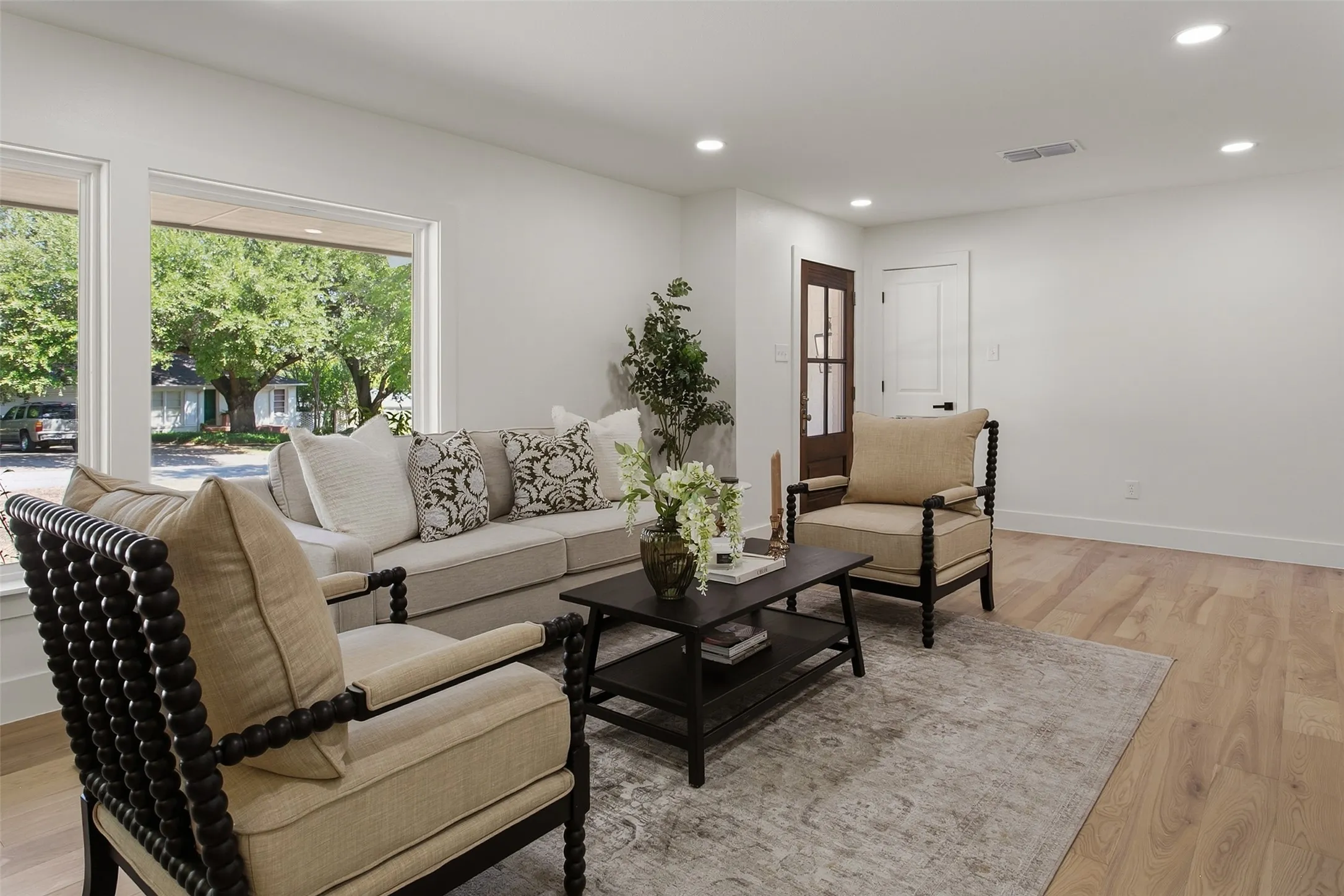 Single Family Residence For Sale in Tarrant County , 4124 Shannon Drive, Fort Worth, Texas 76116, 3 Bedroom, 2 Bathroom, 2 Garage spaces, 2,175 Sqft, built in 1955, mls#21389824, Real Estate Agent in Fort Worth, Homes For Sale in Tarrant county, Homes For Sale in Fort Worth, Realtor in Fort Worth Texas, Real Estate Brokerage Independent Realty Texas, Luminita Cordes Realtor