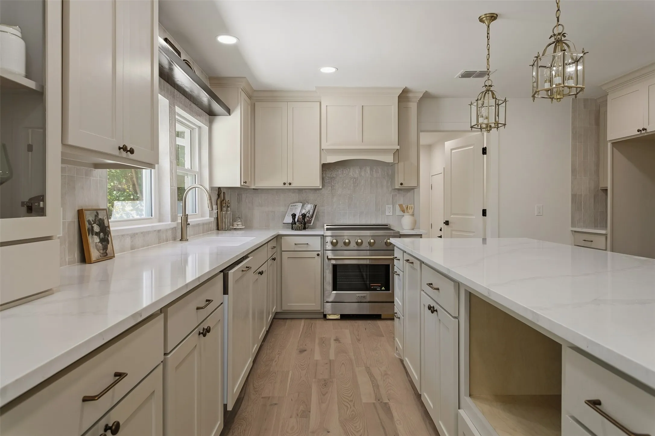 Single Family Residence For Sale in Tarrant County , 4124 Shannon Drive, Fort Worth, Texas 76116, 3 Bedroom, 2 Bathroom, 2 Garage spaces, 2,175 Sqft, built in 1955, mls#21389824, Real Estate Agent in Fort Worth, Homes For Sale in Tarrant county, Homes For Sale in Fort Worth, Realtor in Fort Worth Texas, Real Estate Brokerage Independent Realty Texas, Luminita Cordes Realtor