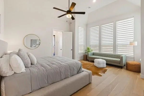 Vaulted ceiling with a ceiling fan