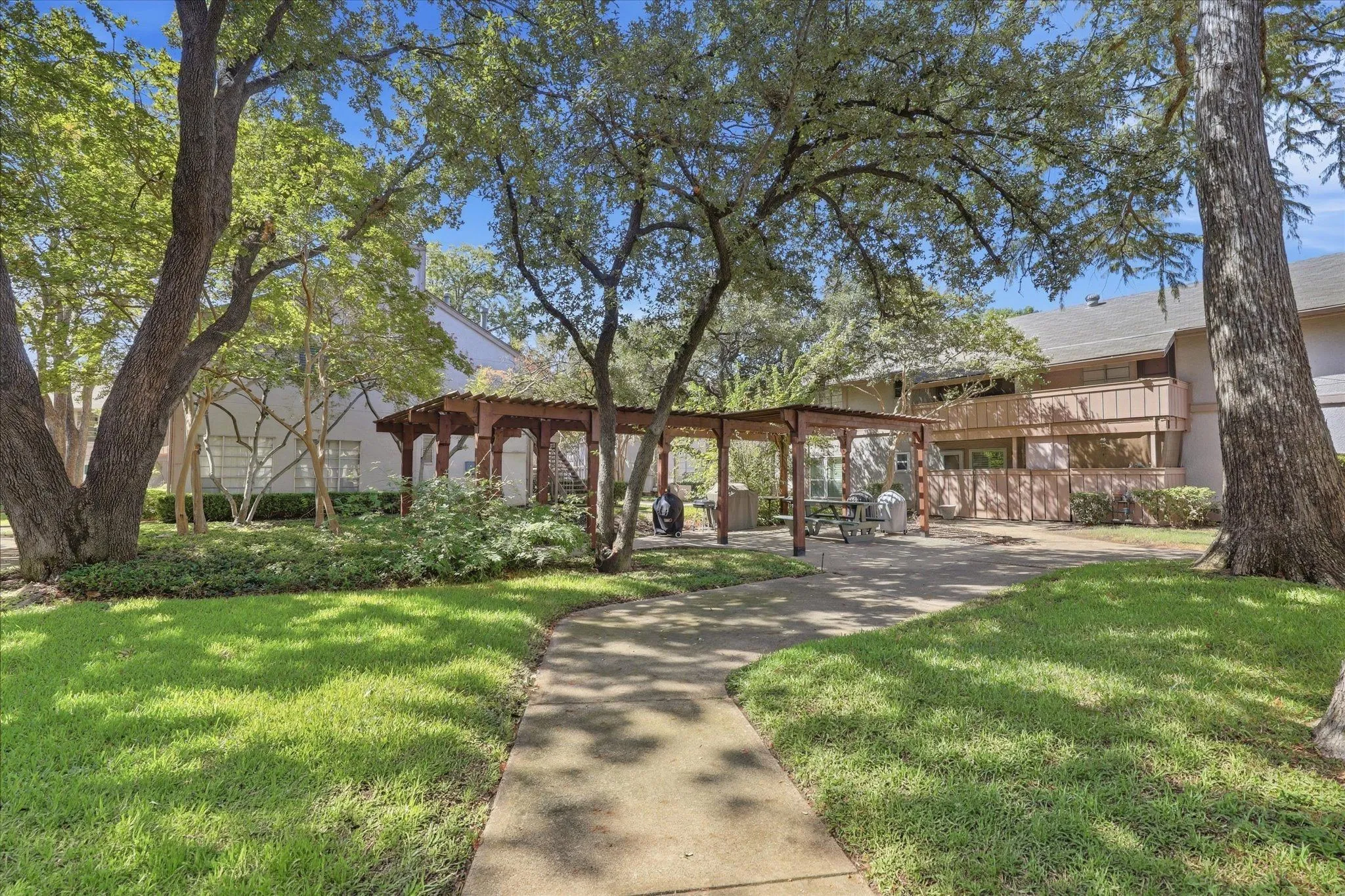 Condominium For Sale in Dallas County , 10584 High Hollows Drive 277, Dallas, Texas 75230, 2 Bedroom, 2 Bathroom, Garage spaces, 1,248 Sqft, built in 1970, mls#21387652, Real Estate Agent in Dallas, Homes For Sale in Dallas county, Homes For Sale in Dallas, Realtor in Dallas Texas, Real Estate Brokerage Independent Realty Texas, Luminita Cordes Realtor
