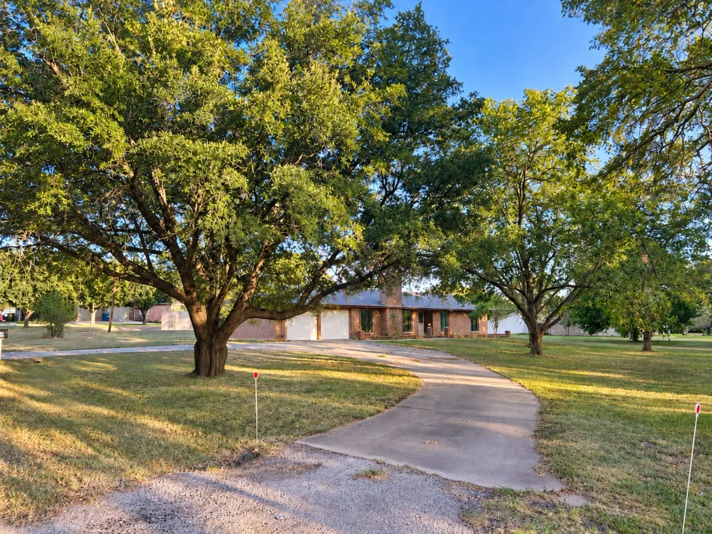 Single Family Residence For Sale in Henderson County , 102 Rye Place, Gun Barrel City, Texas 75156, 3 Bedroom, 2 Bathroom, 2 Garage spaces, 1,742 Sqft, built in 1975, mls#21387856, Real Estate Agent in Gun Barrel City, Homes For Sale in Henderson county, Homes For Sale in Gun Barrel City, Realtor in Gun Barrel City Texas, Real Estate Brokerage Independent Realty Texas, Luminita Cordes Realtor