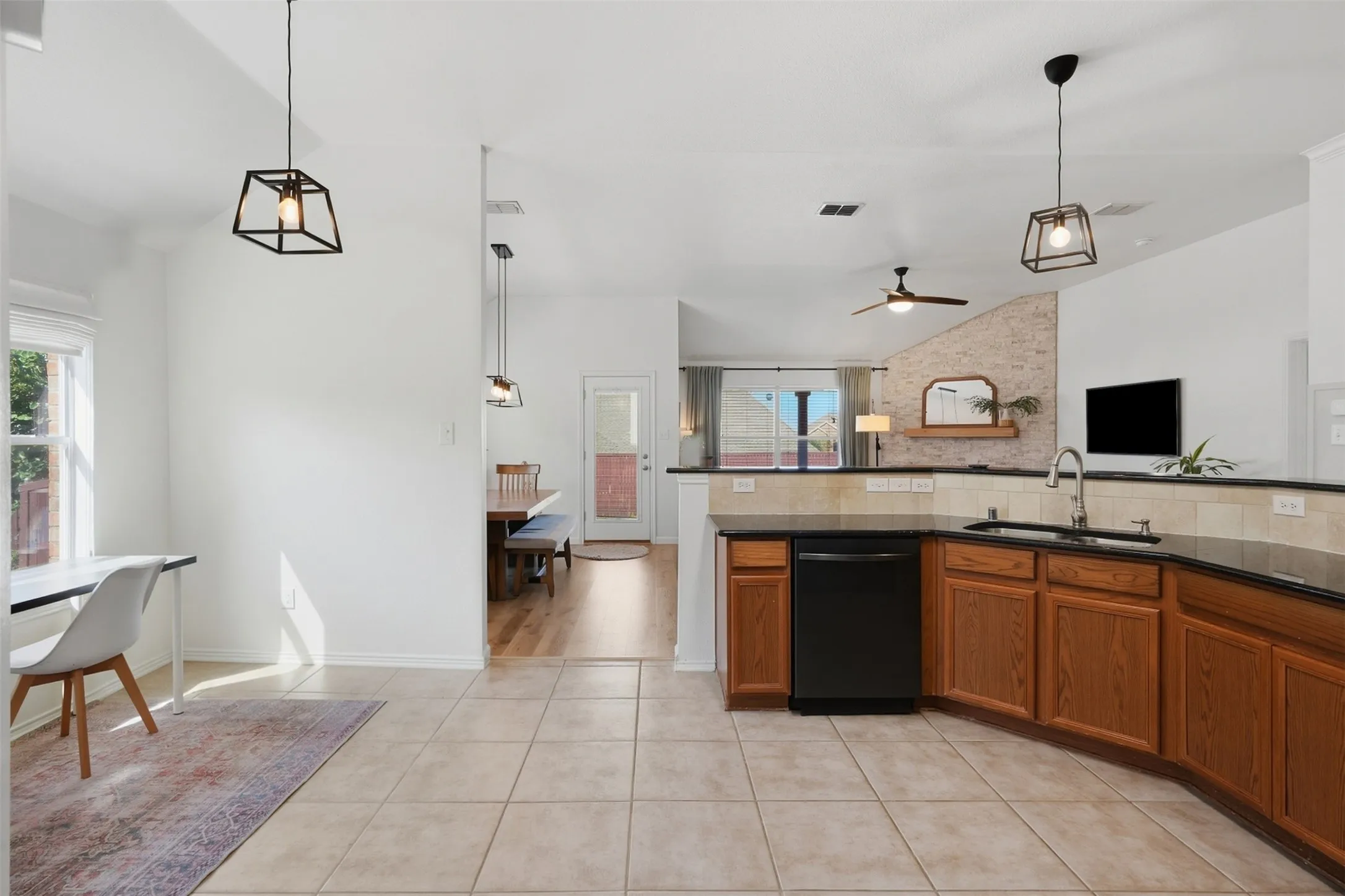 Single Family Residence For Sale in Collin County , 2829 Quarter Horse Lane, Celina, Texas 75009, 4 Bedroom, 2 Bathroom, 2 Garage spaces, 1,941 Sqft, built in 2006, mls#21389834, Real Estate Agent in Celina, Homes For Sale in Collin county, Homes For Sale in Celina, Realtor in Celina Texas, Real Estate Brokerage Independent Realty Texas, Luminita Cordes Realtor