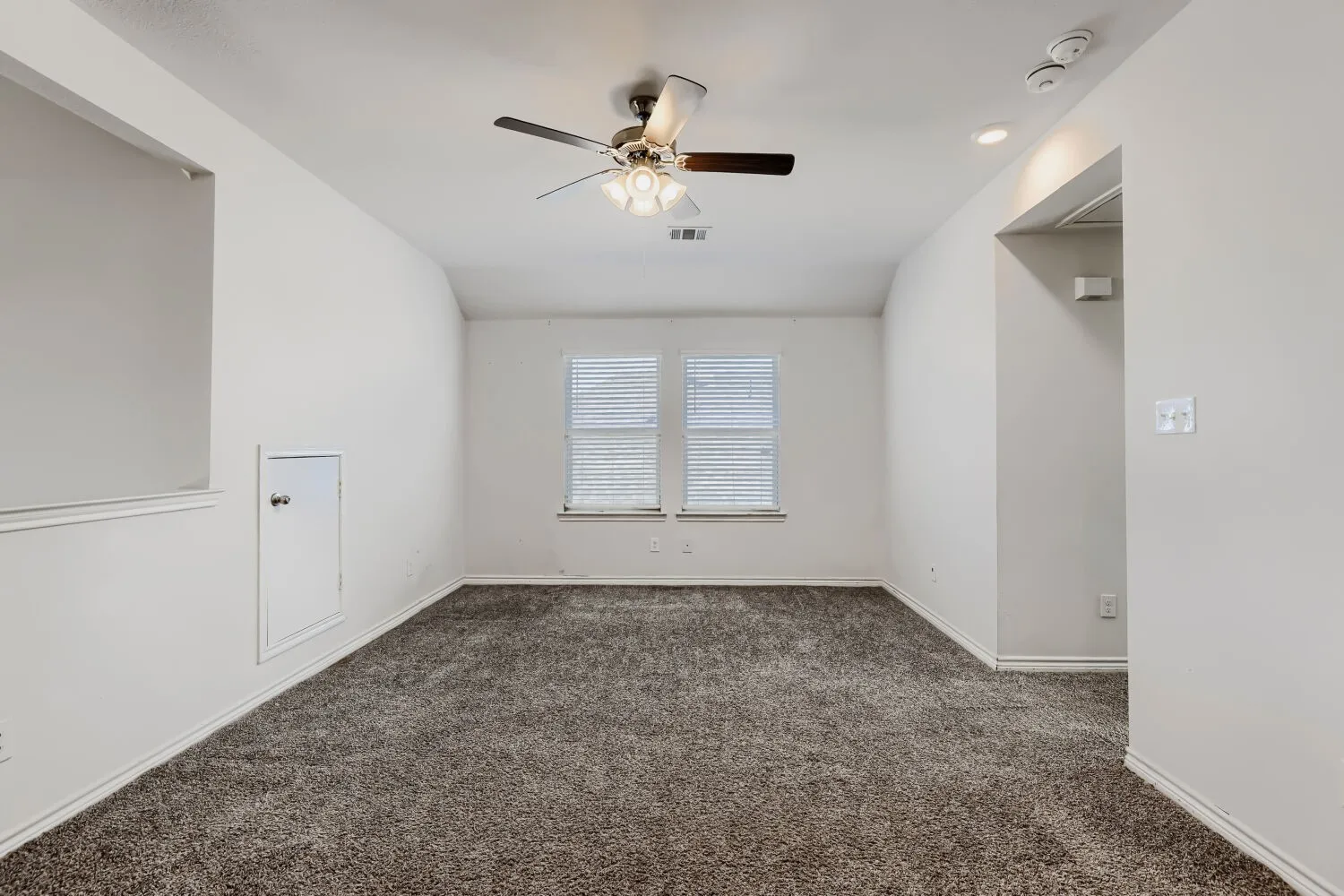 Single Family Residence For Sale in Collin County , 606 Saddle Club Way, Princeton, Texas 75407, 4 Bedroom, 3 Bathroom, 2 Garage spaces, 2,193 Sqft, built in 2019, mls#21388544, Real Estate Agent in Princeton, Homes For Sale in Collin county, Homes For Sale in Princeton, Realtor in Princeton Texas, Real Estate Brokerage Independent Realty Texas, Luminita Cordes Realtor