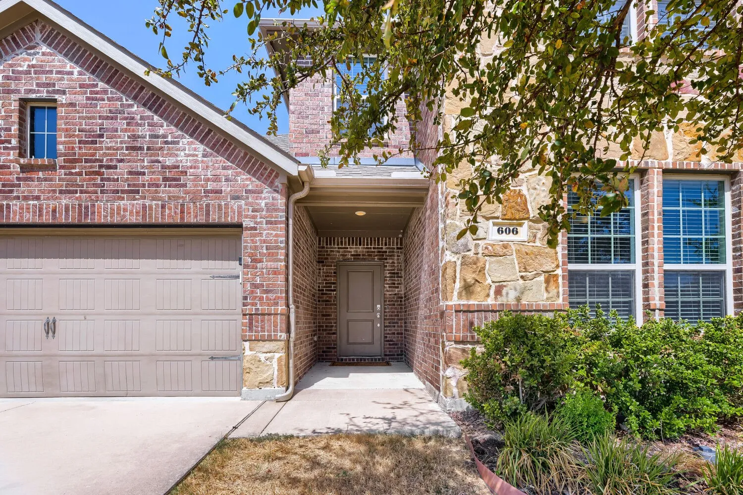 Single Family Residence For Sale in Collin County , 606 Saddle Club Way, Princeton, Texas 75407, 4 Bedroom, 3 Bathroom, 2 Garage spaces, 2,193 Sqft, built in 2019, mls#21388544, Real Estate Agent in Princeton, Homes For Sale in Collin county, Homes For Sale in Princeton, Realtor in Princeton Texas, Real Estate Brokerage Independent Realty Texas, Luminita Cordes Realtor