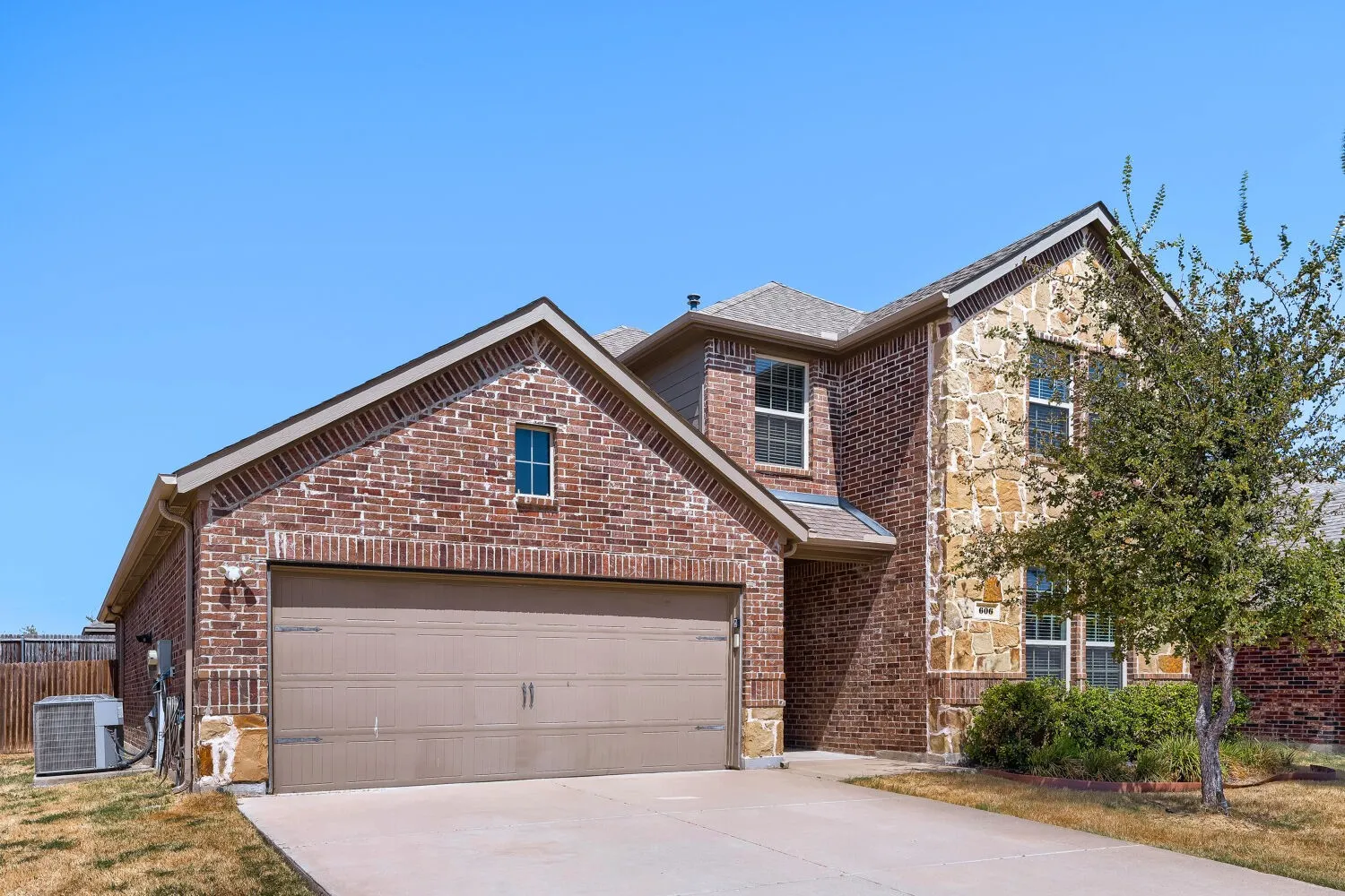 Single Family Residence For Sale in Collin County , 606 Saddle Club Way, Princeton, Texas 75407, 4 Bedroom, 3 Bathroom, 2 Garage spaces, 2,193 Sqft, built in 2019, mls#21388544, Real Estate Agent in Princeton, Homes For Sale in Collin county, Homes For Sale in Princeton, Realtor in Princeton Texas, Real Estate Brokerage Independent Realty Texas, Luminita Cordes Realtor