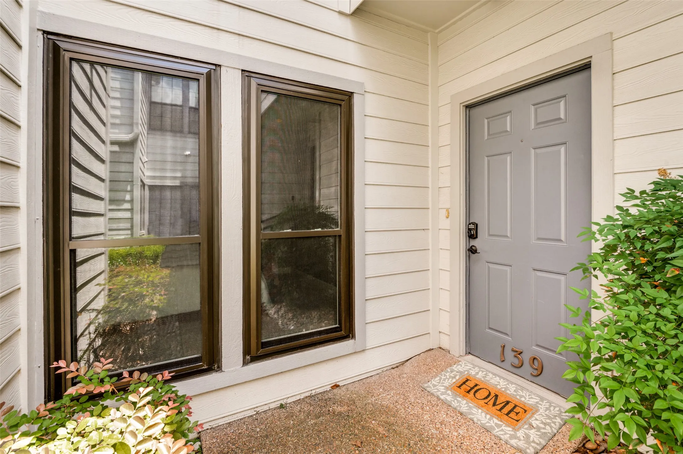 Welcome to Dallas living at its finest! This beautifully upgraded condo offers the perfect blend of style, comfort, and convenience in the heart of the DFW Metroplex.