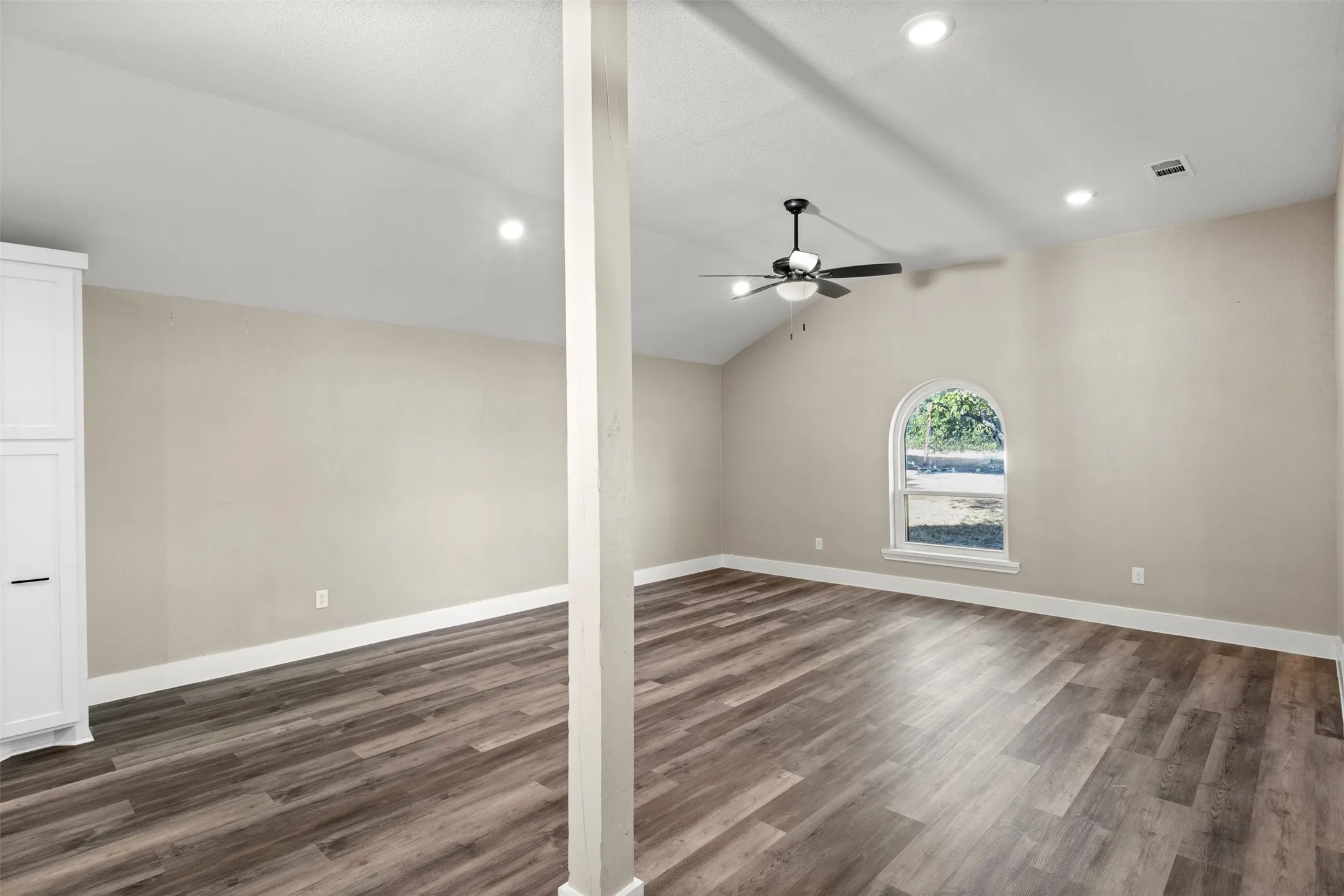 Single Family Residence For Sale in Ellis County , 360 Rockett Lane, Pecan Hill, Texas 75154, 3 Bedroom, 3 Bathroom, Garage spaces, 1,663 Sqft, built in 1960, mls#21388526, Real Estate Agent in Pecan Hill, Homes For Sale in Ellis county, Homes For Sale in Pecan Hill, Realtor in Pecan Hill Texas, Real Estate Brokerage Independent Realty Texas, Luminita Cordes Realtor