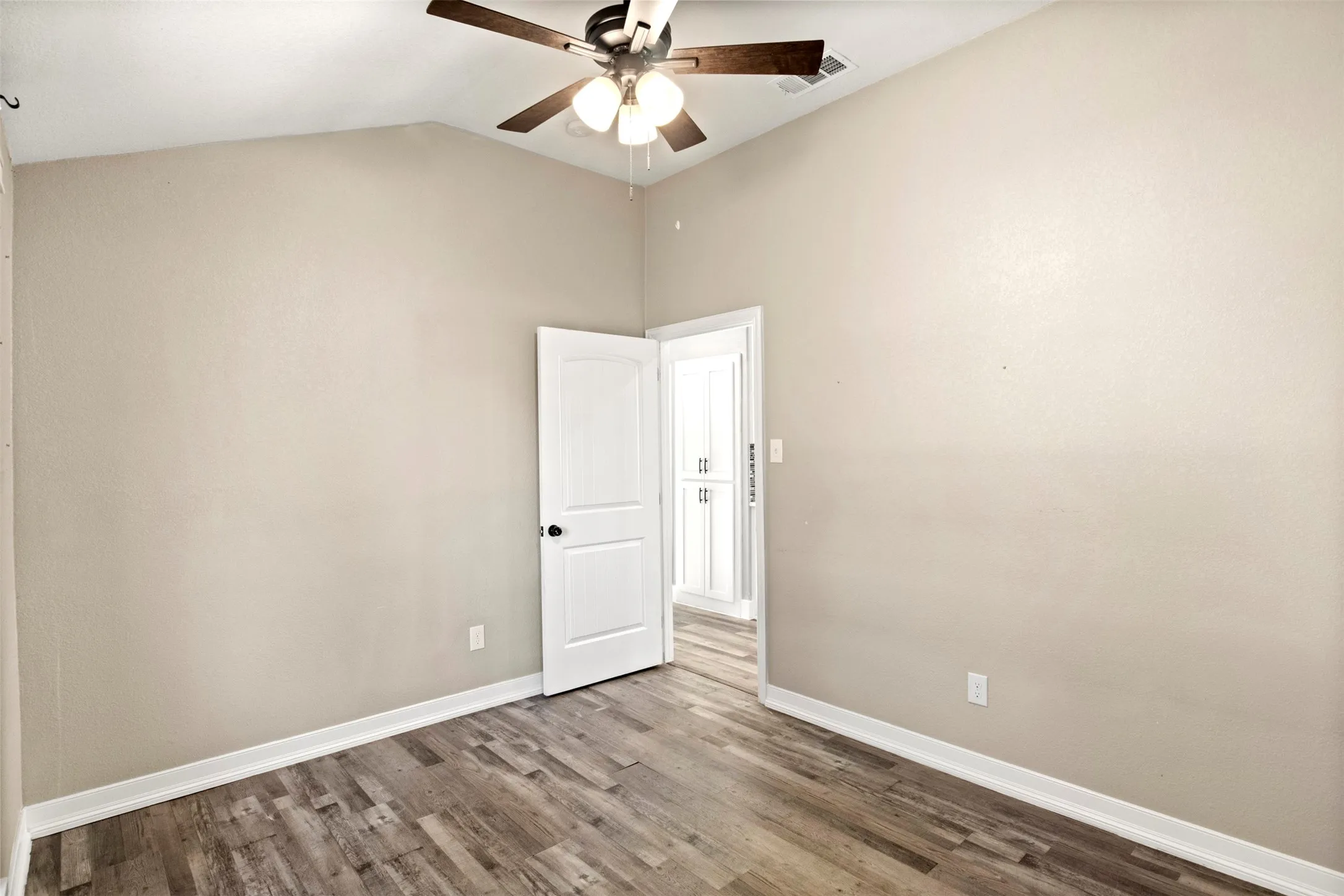 Single Family Residence For Sale in Ellis County , 360 Rockett Lane, Pecan Hill, Texas 75154, 3 Bedroom, 3 Bathroom, Garage spaces, 1,663 Sqft, built in 1960, mls#21388526, Real Estate Agent in Pecan Hill, Homes For Sale in Ellis county, Homes For Sale in Pecan Hill, Realtor in Pecan Hill Texas, Real Estate Brokerage Independent Realty Texas, Luminita Cordes Realtor
