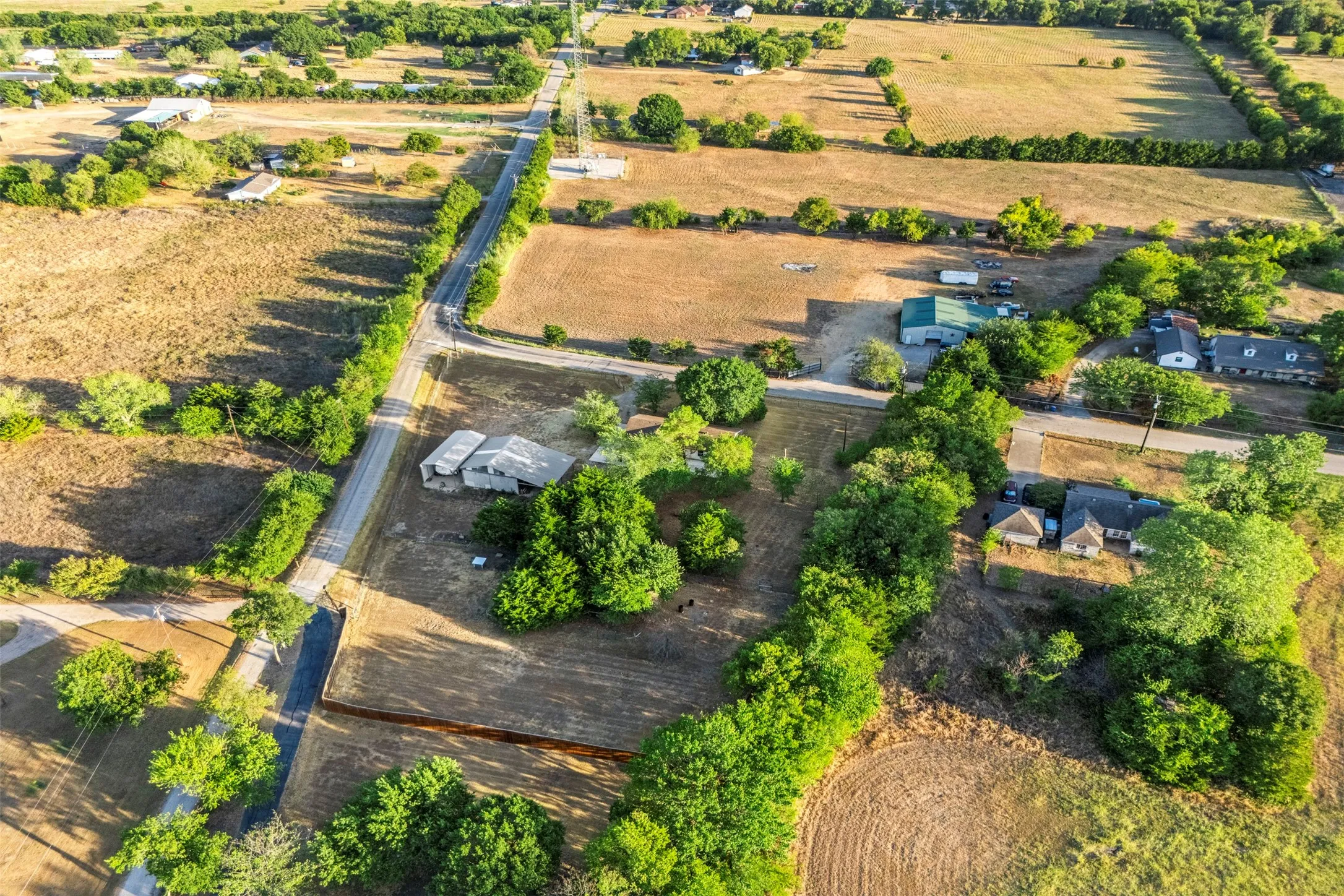 Single Family Residence For Sale in Ellis County , 360 Rockett Lane, Pecan Hill, Texas 75154, 3 Bedroom, 3 Bathroom, Garage spaces, 1,663 Sqft, built in 1960, mls#21388526, Real Estate Agent in Pecan Hill, Homes For Sale in Ellis county, Homes For Sale in Pecan Hill, Realtor in Pecan Hill Texas, Real Estate Brokerage Independent Realty Texas, Luminita Cordes Realtor