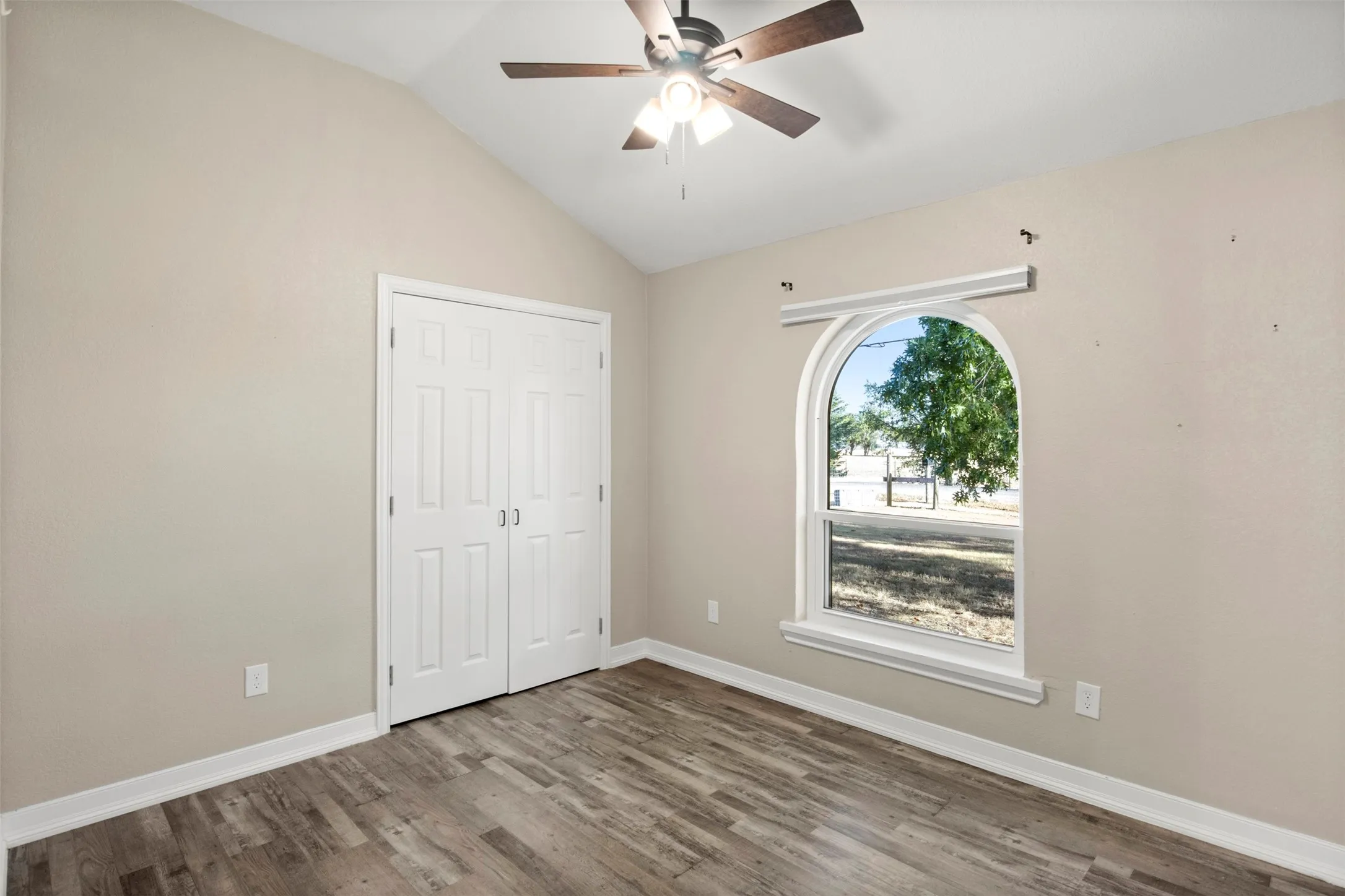 Single Family Residence For Sale in Ellis County , 360 Rockett Lane, Pecan Hill, Texas 75154, 3 Bedroom, 3 Bathroom, Garage spaces, 1,663 Sqft, built in 1960, mls#21388526, Real Estate Agent in Pecan Hill, Homes For Sale in Ellis county, Homes For Sale in Pecan Hill, Realtor in Pecan Hill Texas, Real Estate Brokerage Independent Realty Texas, Luminita Cordes Realtor