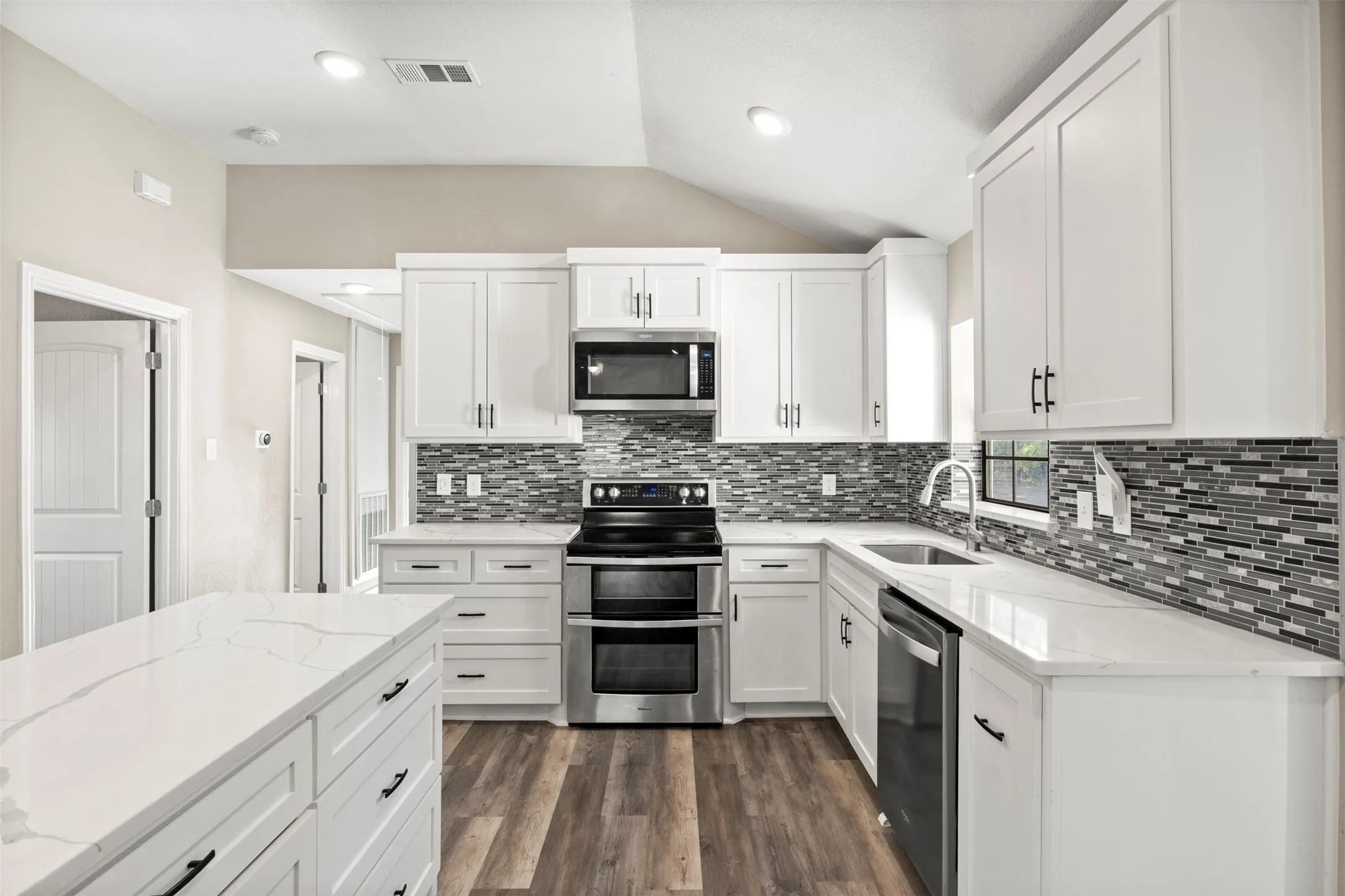 Single Family Residence For Sale in Ellis County , 360 Rockett Lane, Pecan Hill, Texas 75154, 3 Bedroom, 3 Bathroom, Garage spaces, 1,663 Sqft, built in 1960, mls#21388526, Real Estate Agent in Pecan Hill, Homes For Sale in Ellis county, Homes For Sale in Pecan Hill, Realtor in Pecan Hill Texas, Real Estate Brokerage Independent Realty Texas, Luminita Cordes Realtor
