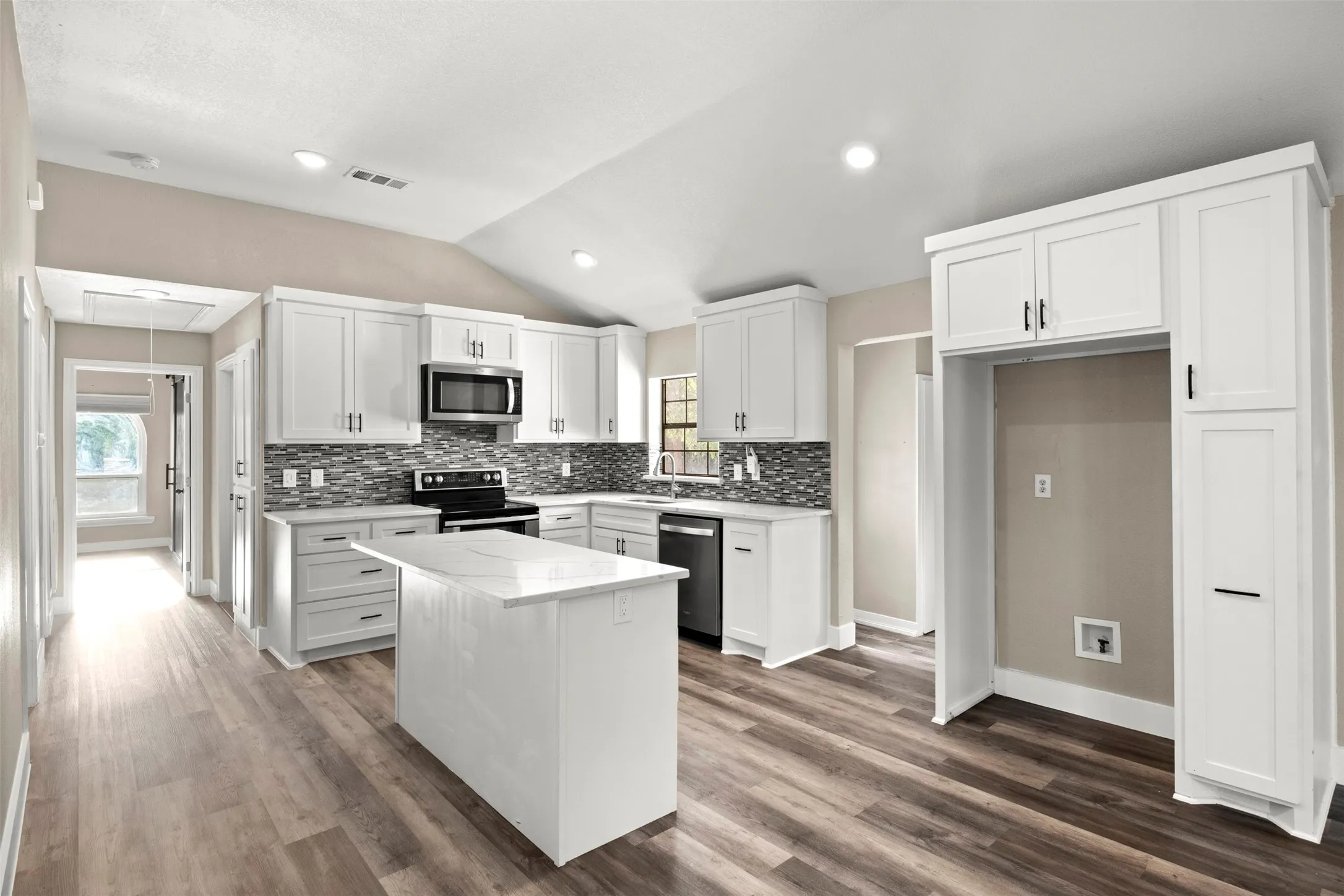 Single Family Residence For Sale in Ellis County , 360 Rockett Lane, Pecan Hill, Texas 75154, 3 Bedroom, 3 Bathroom, Garage spaces, 1,663 Sqft, built in 1960, mls#21388526, Real Estate Agent in Pecan Hill, Homes For Sale in Ellis county, Homes For Sale in Pecan Hill, Realtor in Pecan Hill Texas, Real Estate Brokerage Independent Realty Texas, Luminita Cordes Realtor