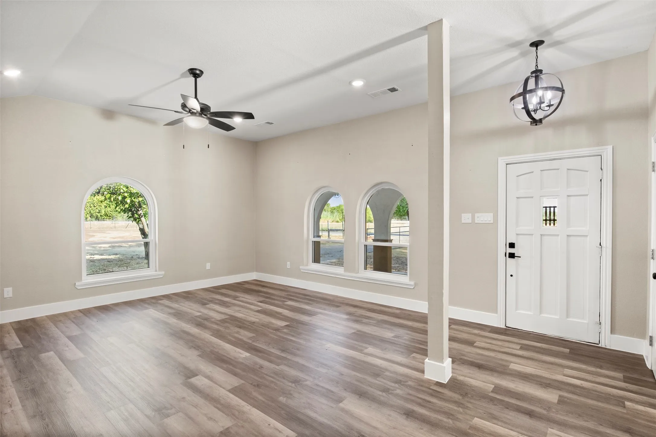 Single Family Residence For Sale in Ellis County , 360 Rockett Lane, Pecan Hill, Texas 75154, 3 Bedroom, 3 Bathroom, Garage spaces, 1,663 Sqft, built in 1960, mls#21388526, Real Estate Agent in Pecan Hill, Homes For Sale in Ellis county, Homes For Sale in Pecan Hill, Realtor in Pecan Hill Texas, Real Estate Brokerage Independent Realty Texas, Luminita Cordes Realtor