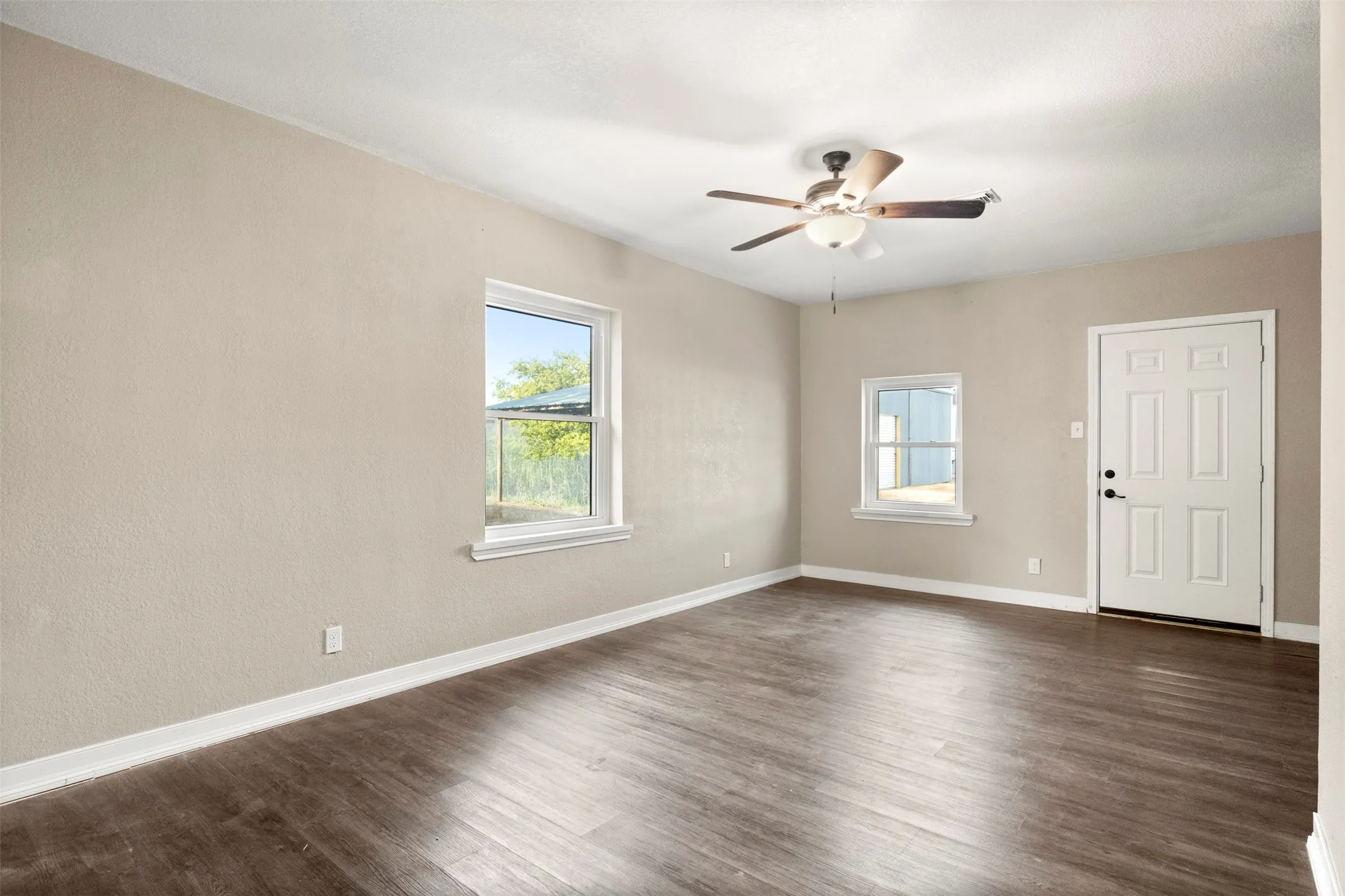 Single Family Residence For Sale in Ellis County , 360 Rockett Lane, Pecan Hill, Texas 75154, 3 Bedroom, 3 Bathroom, Garage spaces, 1,663 Sqft, built in 1960, mls#21388526, Real Estate Agent in Pecan Hill, Homes For Sale in Ellis county, Homes For Sale in Pecan Hill, Realtor in Pecan Hill Texas, Real Estate Brokerage Independent Realty Texas, Luminita Cordes Realtor