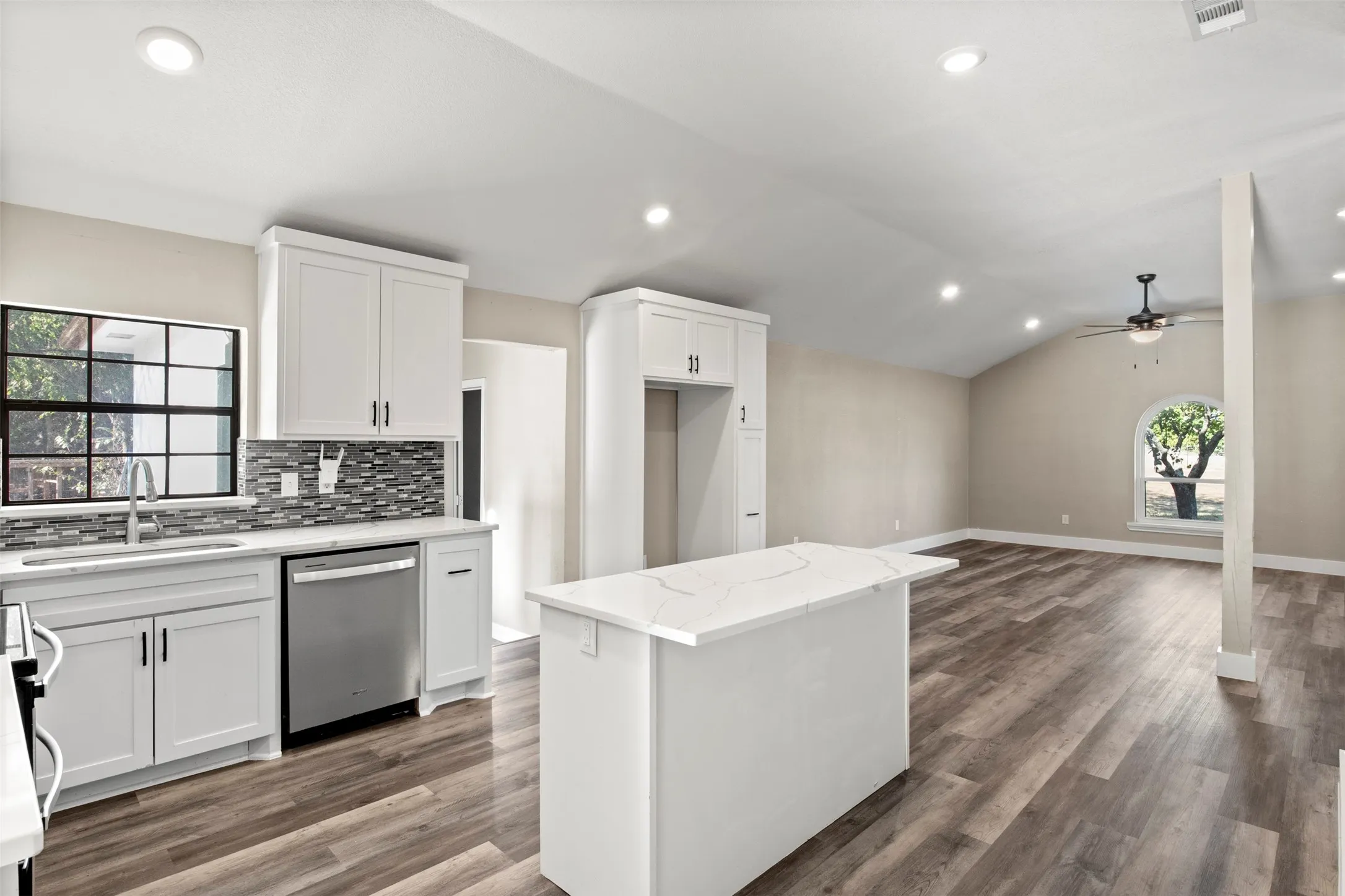 Single Family Residence For Sale in Ellis County , 360 Rockett Lane, Pecan Hill, Texas 75154, 3 Bedroom, 3 Bathroom, Garage spaces, 1,663 Sqft, built in 1960, mls#21388526, Real Estate Agent in Pecan Hill, Homes For Sale in Ellis county, Homes For Sale in Pecan Hill, Realtor in Pecan Hill Texas, Real Estate Brokerage Independent Realty Texas, Luminita Cordes Realtor
