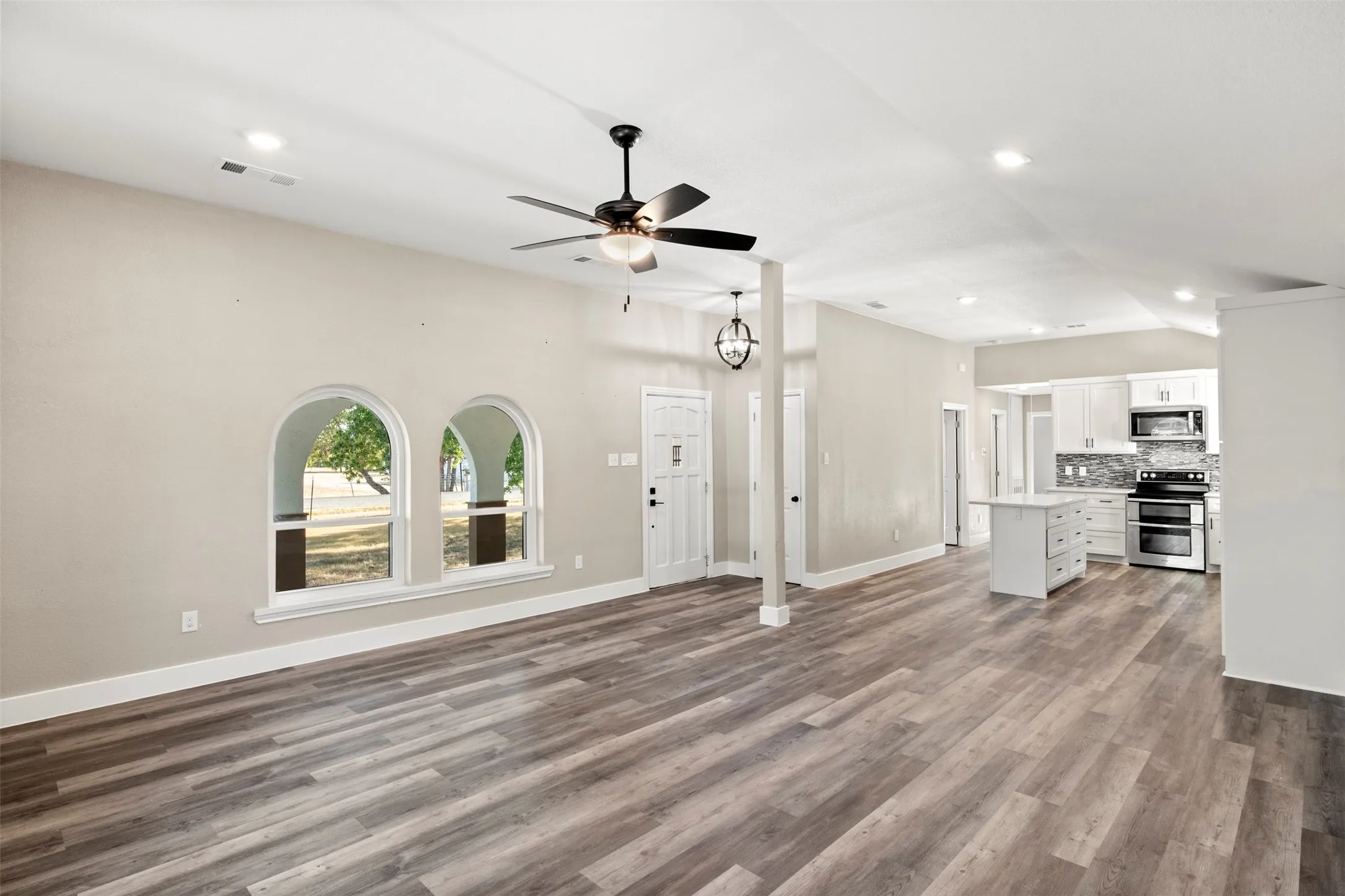 Single Family Residence For Sale in Ellis County , 360 Rockett Lane, Pecan Hill, Texas 75154, 3 Bedroom, 3 Bathroom, Garage spaces, 1,663 Sqft, built in 1960, mls#21388526, Real Estate Agent in Pecan Hill, Homes For Sale in Ellis county, Homes For Sale in Pecan Hill, Realtor in Pecan Hill Texas, Real Estate Brokerage Independent Realty Texas, Luminita Cordes Realtor