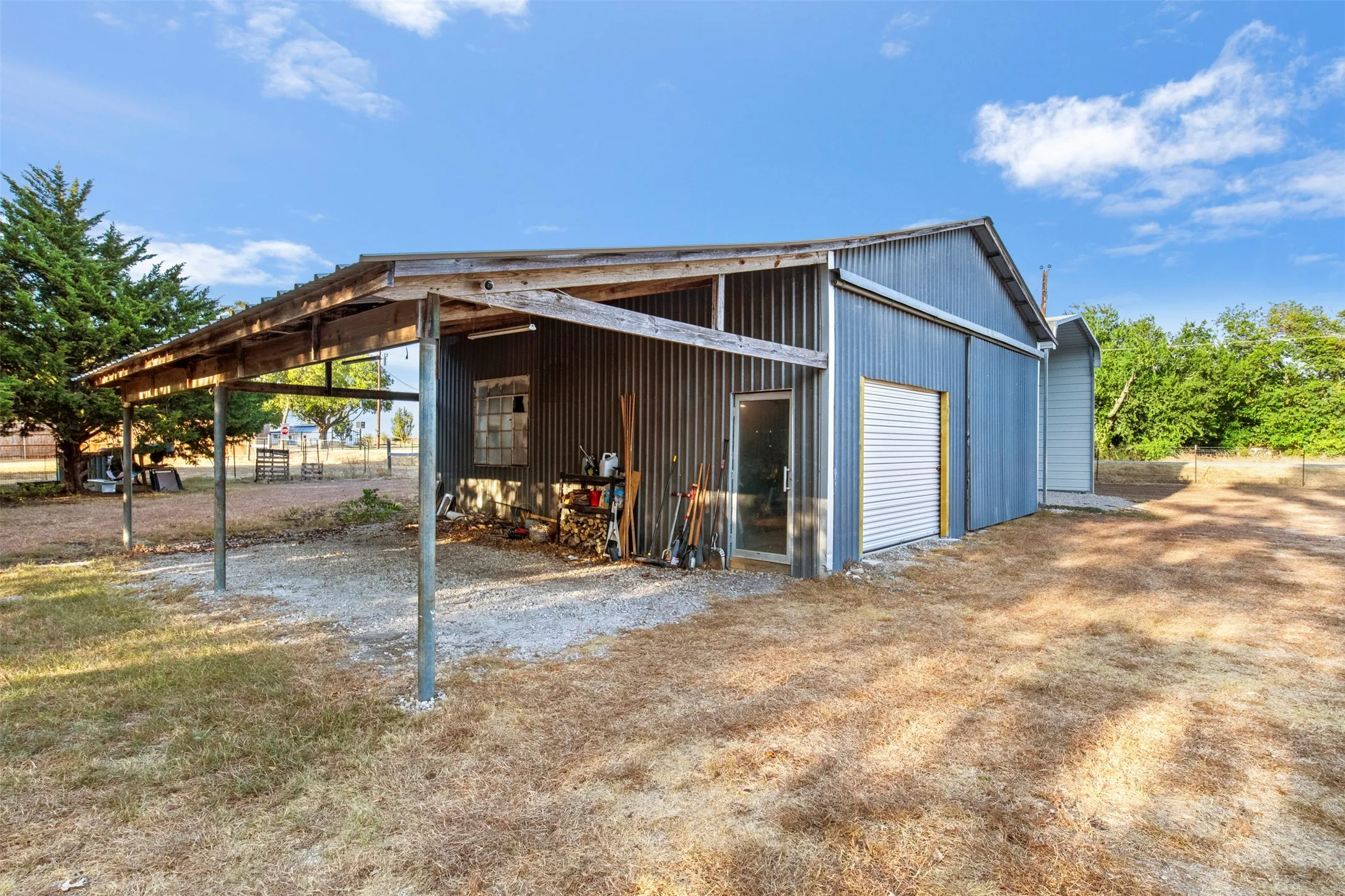 Single Family Residence For Sale in Ellis County , 360 Rockett Lane, Pecan Hill, Texas 75154, 3 Bedroom, 3 Bathroom, Garage spaces, 1,663 Sqft, built in 1960, mls#21388526, Real Estate Agent in Pecan Hill, Homes For Sale in Ellis county, Homes For Sale in Pecan Hill, Realtor in Pecan Hill Texas, Real Estate Brokerage Independent Realty Texas, Luminita Cordes Realtor