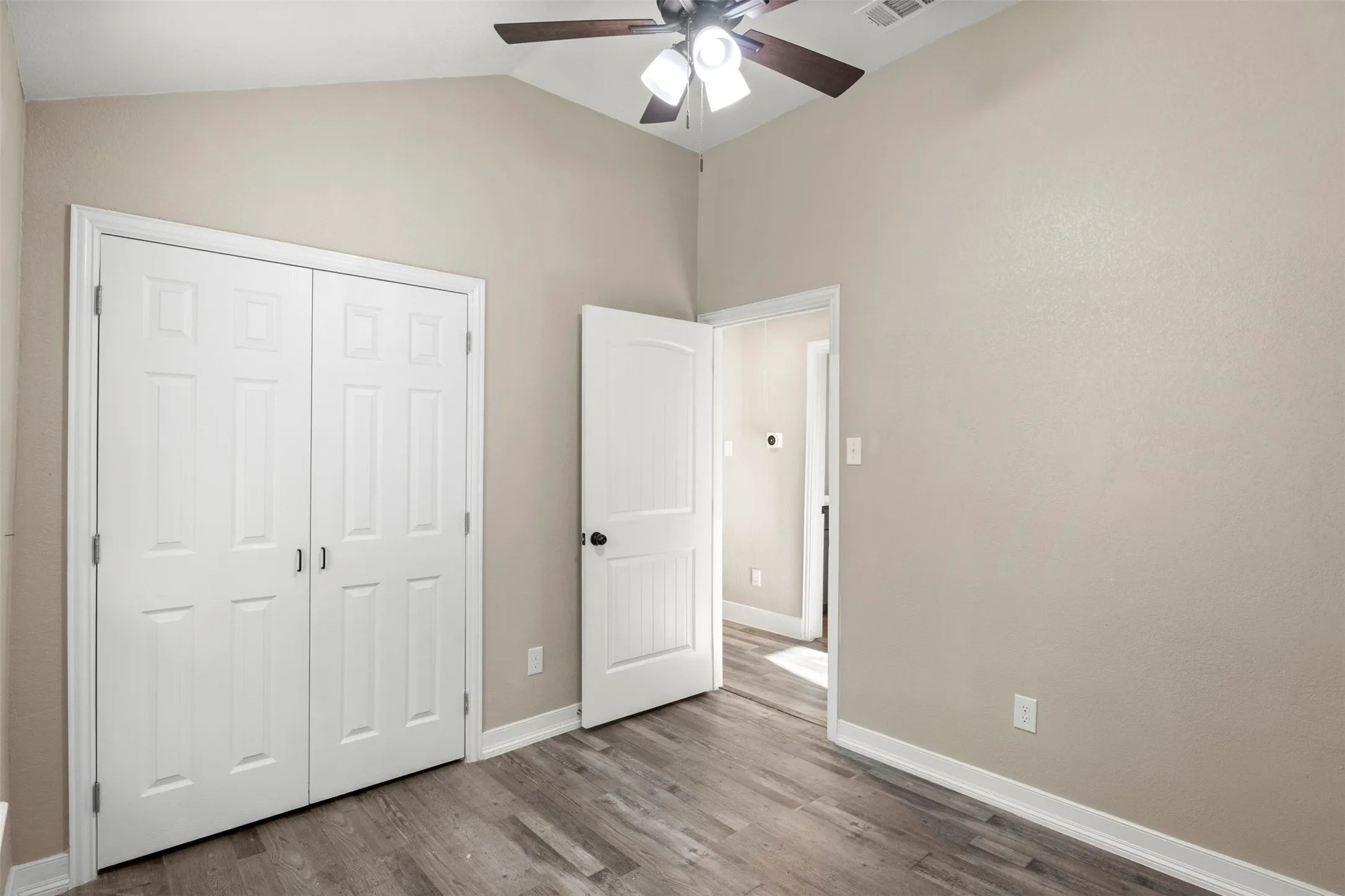 Single Family Residence For Sale in Ellis County , 360 Rockett Lane, Pecan Hill, Texas 75154, 3 Bedroom, 3 Bathroom, Garage spaces, 1,663 Sqft, built in 1960, mls#21388526, Real Estate Agent in Pecan Hill, Homes For Sale in Ellis county, Homes For Sale in Pecan Hill, Realtor in Pecan Hill Texas, Real Estate Brokerage Independent Realty Texas, Luminita Cordes Realtor