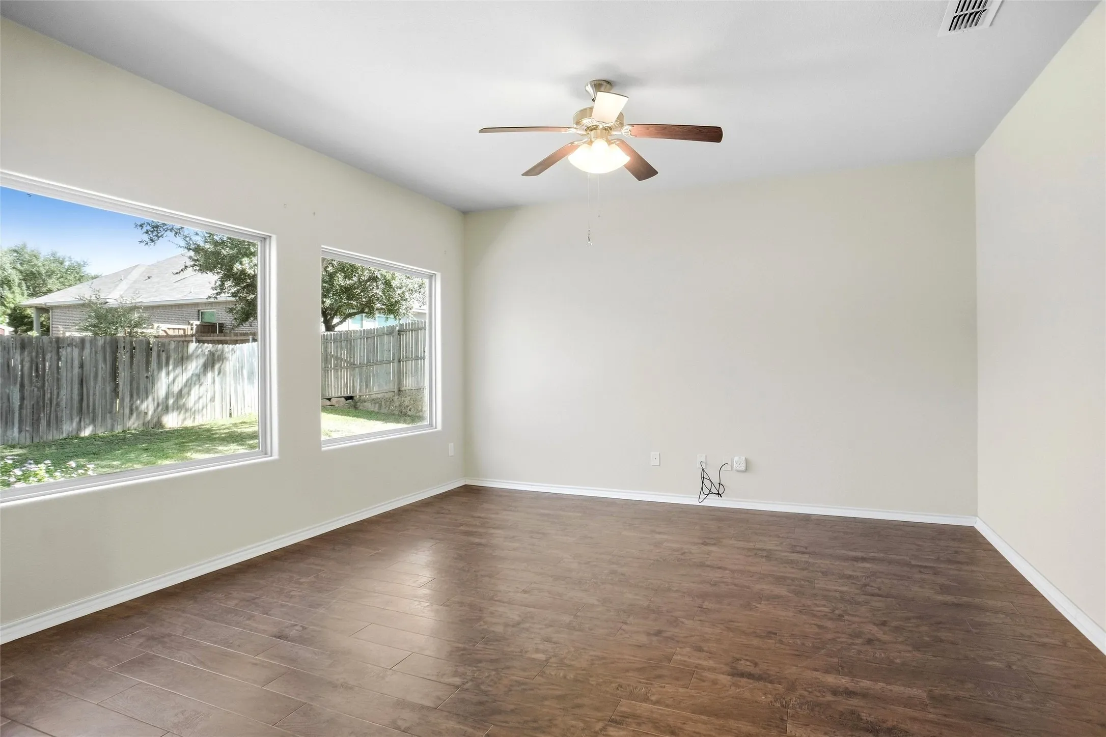 Single Family Residence For Sale in Tarrant County , 1221 Glenwood Drive, Azle, Texas 76020, 3 Bedroom, 2 Bathroom, 2 Garage spaces, 1,802 Sqft, built in 2015, mls#21389820, Real Estate Agent in Azle, Homes For Sale in Tarrant county, Homes For Sale in Azle, Realtor in Azle Texas, Real Estate Brokerage Independent Realty Texas, Luminita Cordes Realtor