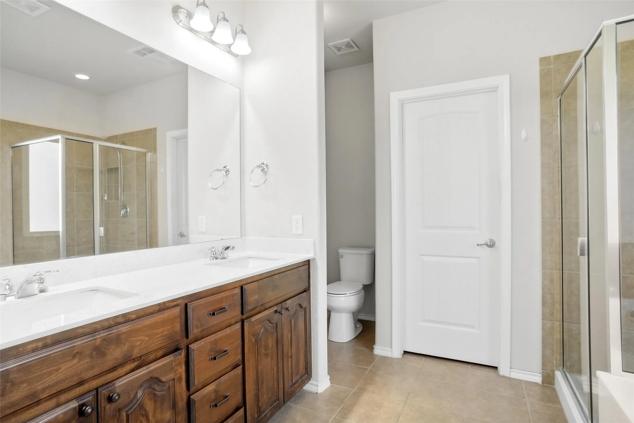 Single Family Residence For Sale in Tarrant County , 1221 Glenwood Drive, Azle, Texas 76020, 3 Bedroom, 2 Bathroom, 2 Garage spaces, 1,802 Sqft, built in 2015, mls#21389820, Real Estate Agent in Azle, Homes For Sale in Tarrant county, Homes For Sale in Azle, Realtor in Azle Texas, Real Estate Brokerage Independent Realty Texas, Luminita Cordes Realtor
