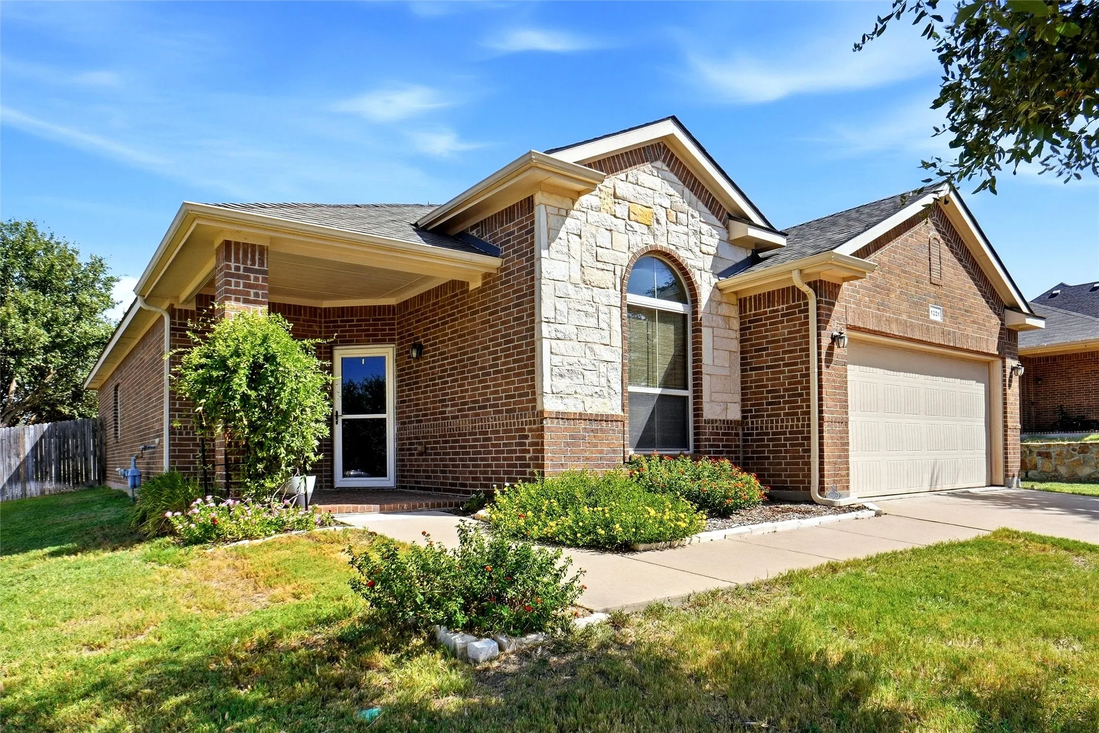 Single Family Residence For Sale in Tarrant County , 1221 Glenwood Drive, Azle, Texas 76020, 3 Bedroom, 2 Bathroom, 2 Garage spaces, 1,802 Sqft, built in 2015, mls#21389820, Real Estate Agent in Azle, Homes For Sale in Tarrant county, Homes For Sale in Azle, Realtor in Azle Texas, Real Estate Brokerage Independent Realty Texas, Luminita Cordes Realtor