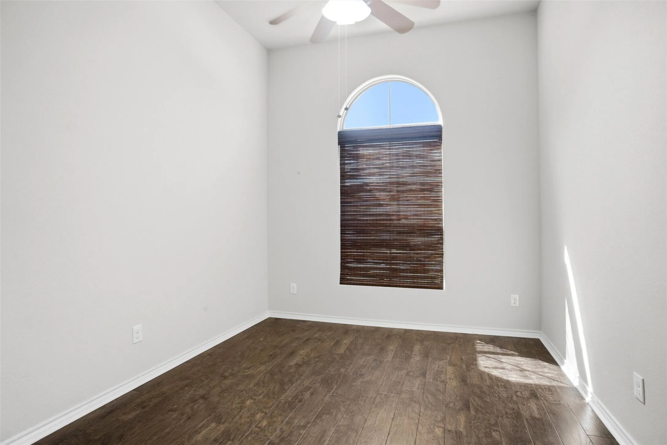 Single Family Residence For Sale in Tarrant County , 1221 Glenwood Drive, Azle, Texas 76020, 3 Bedroom, 2 Bathroom, 2 Garage spaces, 1,802 Sqft, built in 2015, mls#21389820, Real Estate Agent in Azle, Homes For Sale in Tarrant county, Homes For Sale in Azle, Realtor in Azle Texas, Real Estate Brokerage Independent Realty Texas, Luminita Cordes Realtor