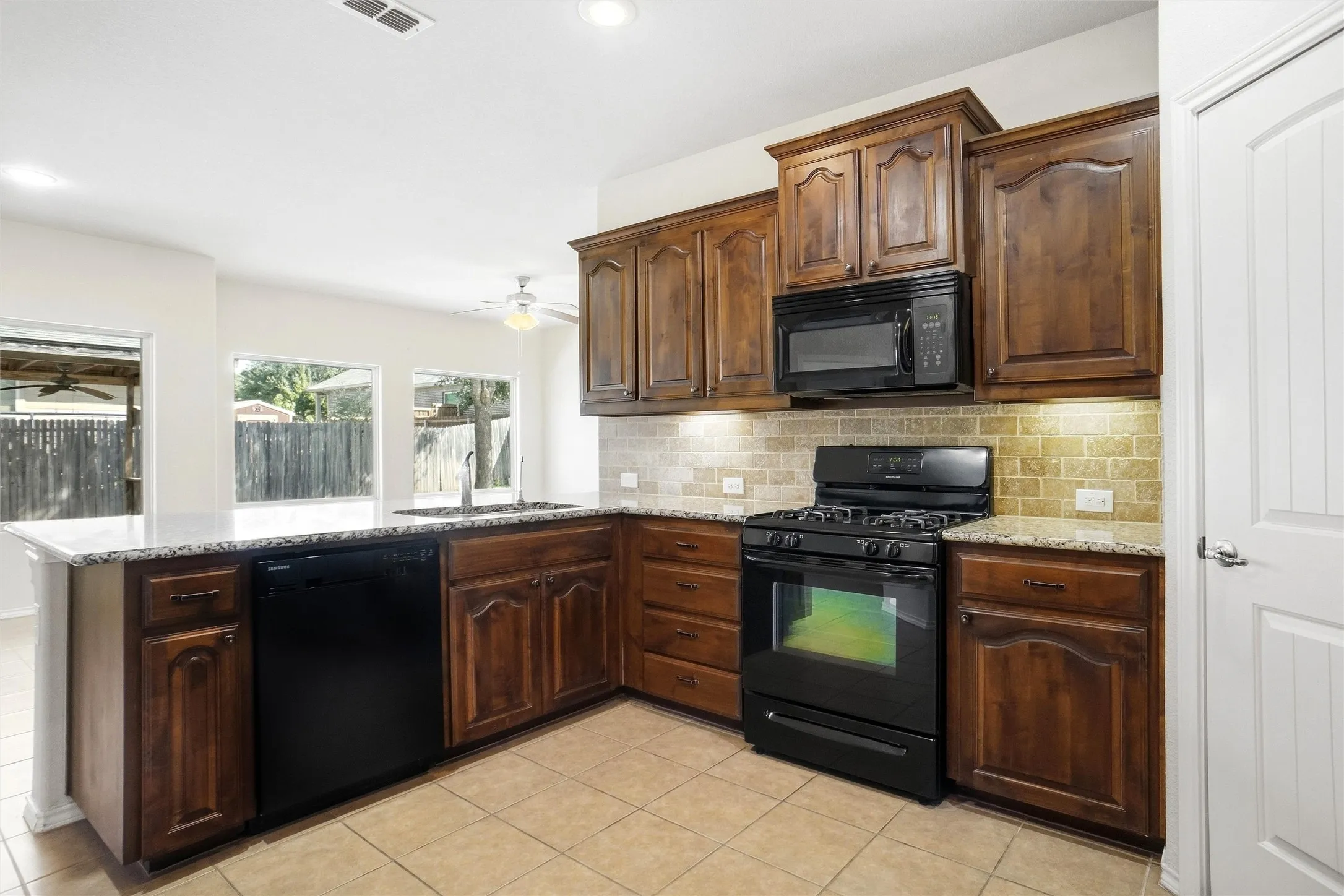 Single Family Residence For Sale in Tarrant County , 1221 Glenwood Drive, Azle, Texas 76020, 3 Bedroom, 2 Bathroom, 2 Garage spaces, 1,802 Sqft, built in 2015, mls#21389820, Real Estate Agent in Azle, Homes For Sale in Tarrant county, Homes For Sale in Azle, Realtor in Azle Texas, Real Estate Brokerage Independent Realty Texas, Luminita Cordes Realtor