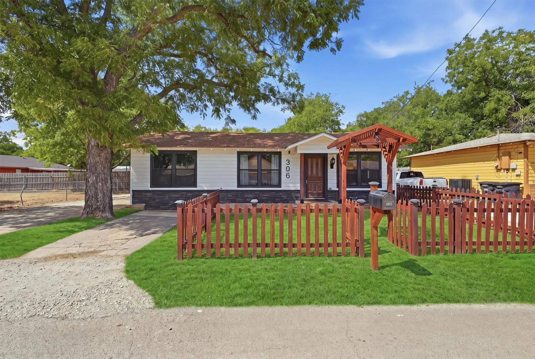 Single Family Residence For Sale in Johnson County , 306 Lovelady Street, Cleburne, Texas 76033, 3 Bedroom, 2 Bathroom, Garage spaces, 1,465 Sqft, built in 1956, mls#21389844, Real Estate Agent in Cleburne, Homes For Sale in Johnson county, Homes For Sale in Cleburne, Realtor in Cleburne Texas, Real Estate Brokerage Independent Realty Texas, Luminita Cordes Realtor