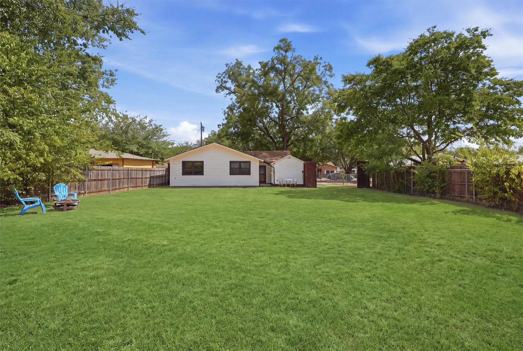 Single Family Residence For Sale in Johnson County , 306 Lovelady Street, Cleburne, Texas 76033, 3 Bedroom, 2 Bathroom, Garage spaces, 1,465 Sqft, built in 1956, mls#21389844, Real Estate Agent in Cleburne, Homes For Sale in Johnson county, Homes For Sale in Cleburne, Realtor in Cleburne Texas, Real Estate Brokerage Independent Realty Texas, Luminita Cordes Realtor