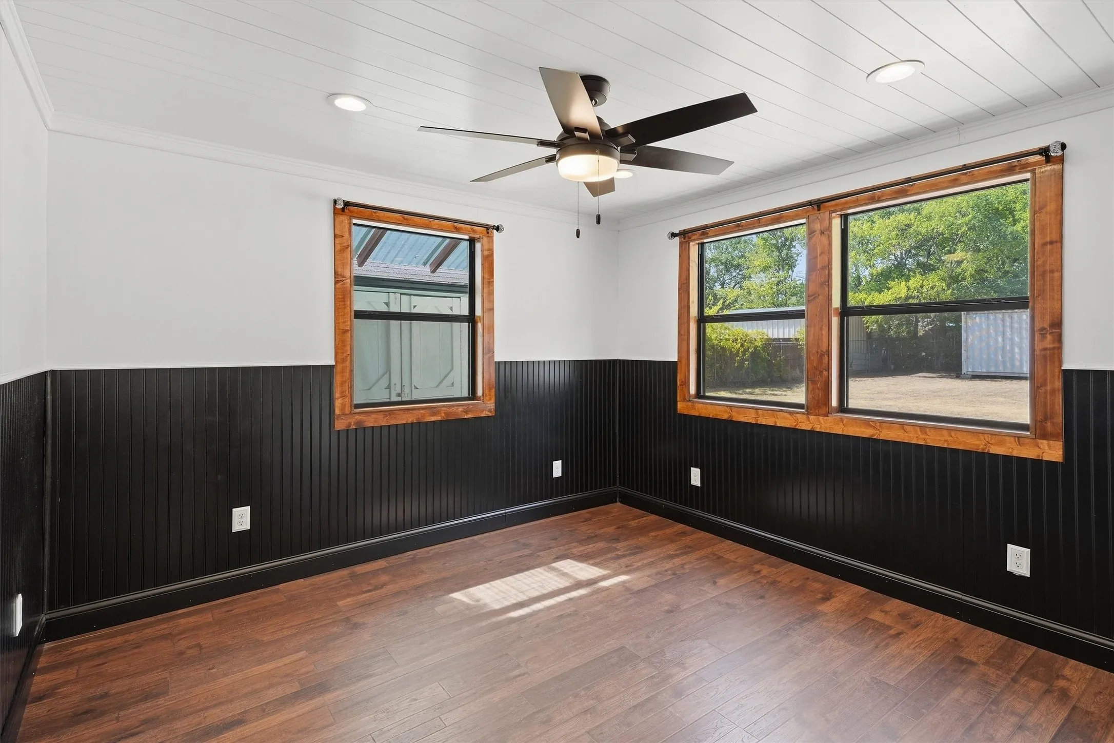 Single Family Residence For Sale in Johnson County , 306 Lovelady Street, Cleburne, Texas 76033, 3 Bedroom, 2 Bathroom, Garage spaces, 1,465 Sqft, built in 1956, mls#21389844, Real Estate Agent in Cleburne, Homes For Sale in Johnson county, Homes For Sale in Cleburne, Realtor in Cleburne Texas, Real Estate Brokerage Independent Realty Texas, Luminita Cordes Realtor