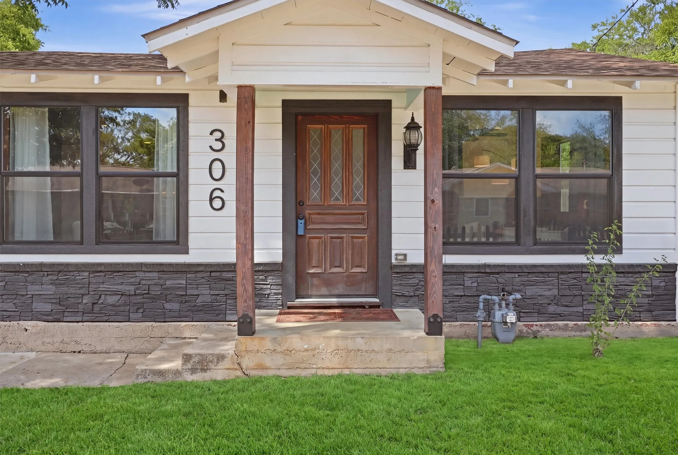 Single Family Residence For Sale in Johnson County , 306 Lovelady Street, Cleburne, Texas 76033, 3 Bedroom, 2 Bathroom, Garage spaces, 1,465 Sqft, built in 1956, mls#21389844, Real Estate Agent in Cleburne, Homes For Sale in Johnson county, Homes For Sale in Cleburne, Realtor in Cleburne Texas, Real Estate Brokerage Independent Realty Texas, Luminita Cordes Realtor