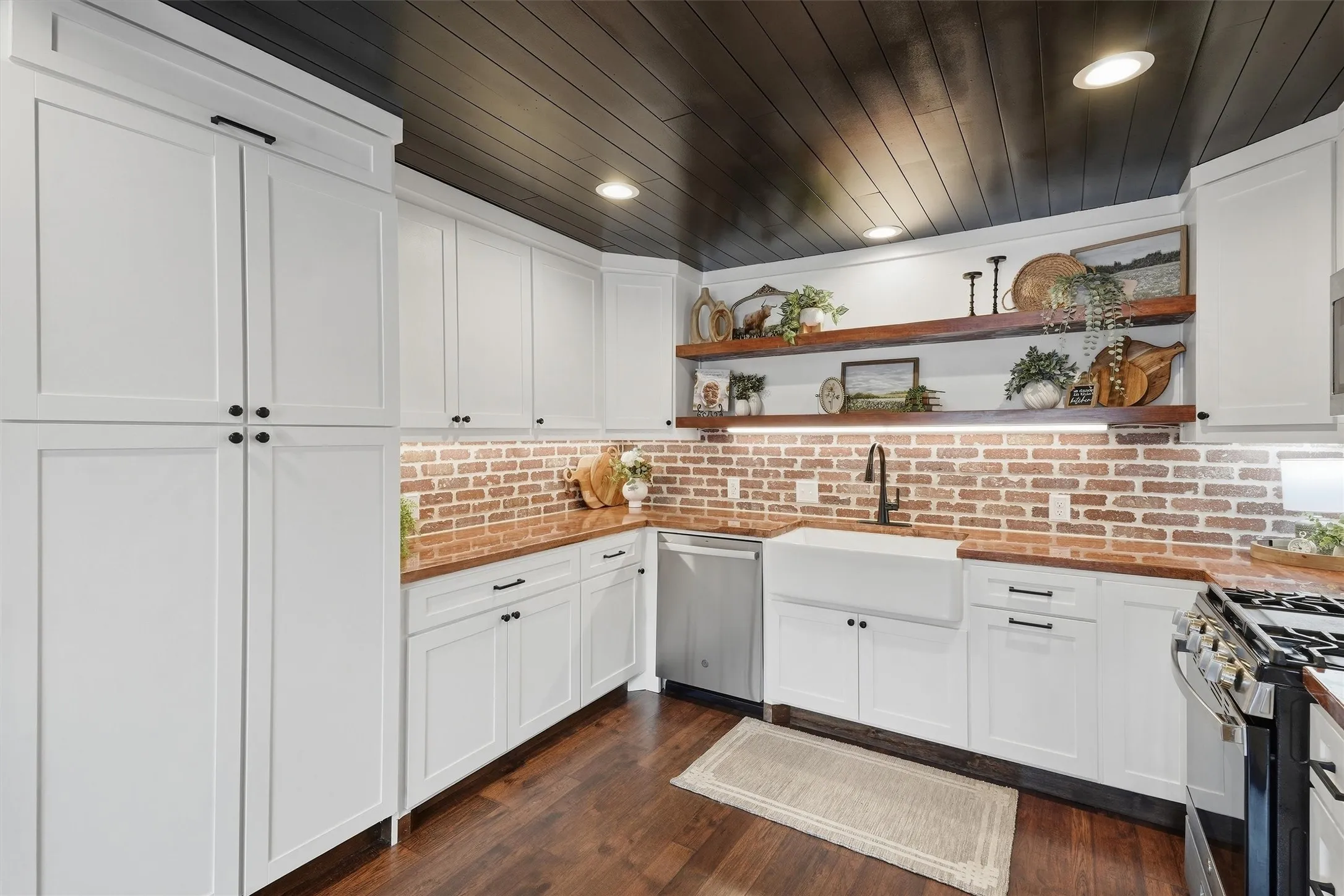 Single Family Residence For Sale in Johnson County , 306 Lovelady Street, Cleburne, Texas 76033, 3 Bedroom, 2 Bathroom, Garage spaces, 1,465 Sqft, built in 1956, mls#21389844, Real Estate Agent in Cleburne, Homes For Sale in Johnson county, Homes For Sale in Cleburne, Realtor in Cleburne Texas, Real Estate Brokerage Independent Realty Texas, Luminita Cordes Realtor