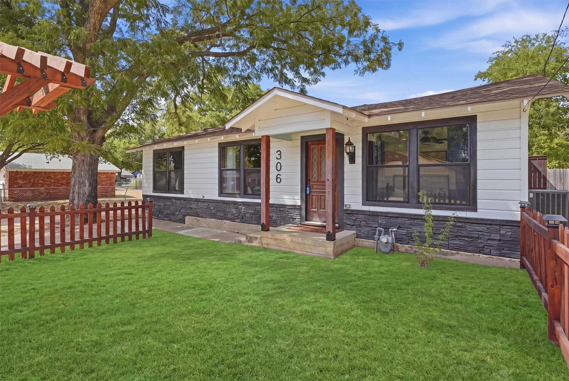 Single Family Residence For Sale in Johnson County , 306 Lovelady Street, Cleburne, Texas 76033, 3 Bedroom, 2 Bathroom, Garage spaces, 1,465 Sqft, built in 1956, mls#21389844, Real Estate Agent in Cleburne, Homes For Sale in Johnson county, Homes For Sale in Cleburne, Realtor in Cleburne Texas, Real Estate Brokerage Independent Realty Texas, Luminita Cordes Realtor