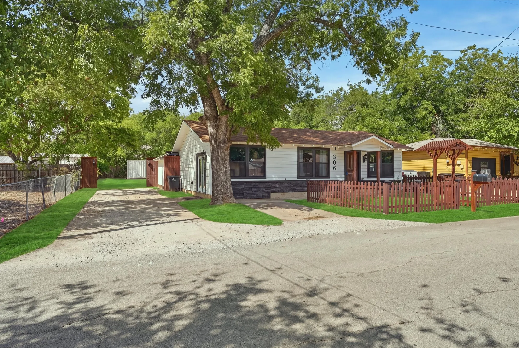 Single Family Residence For Sale in Johnson County , 306 Lovelady Street, Cleburne, Texas 76033, 3 Bedroom, 2 Bathroom, Garage spaces, 1,465 Sqft, built in 1956, mls#21389844, Real Estate Agent in Cleburne, Homes For Sale in Johnson county, Homes For Sale in Cleburne, Realtor in Cleburne Texas, Real Estate Brokerage Independent Realty Texas, Luminita Cordes Realtor